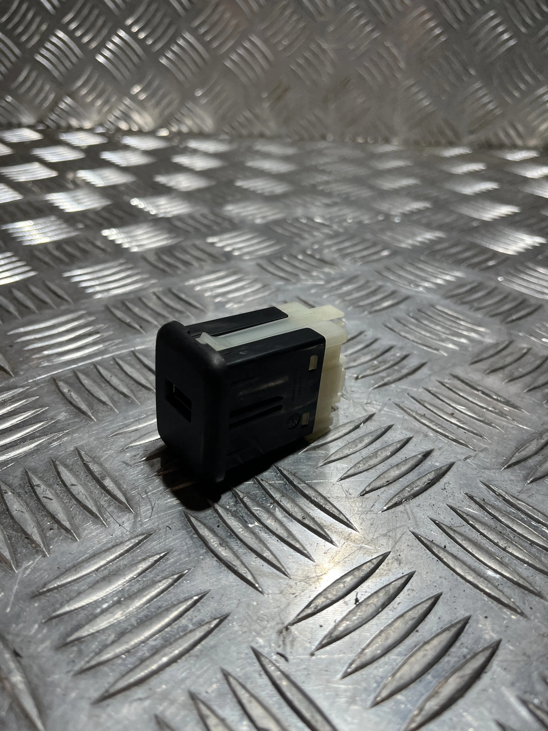 Tomada USB Opel Crossland X 17- 13519246 image 2