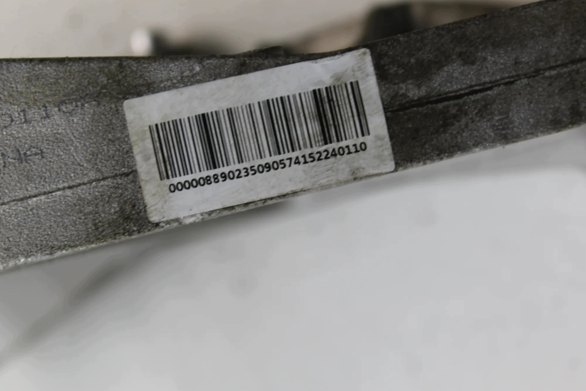 Support de fixation compresseur clim. Volvo EX30 8890235090 image 3