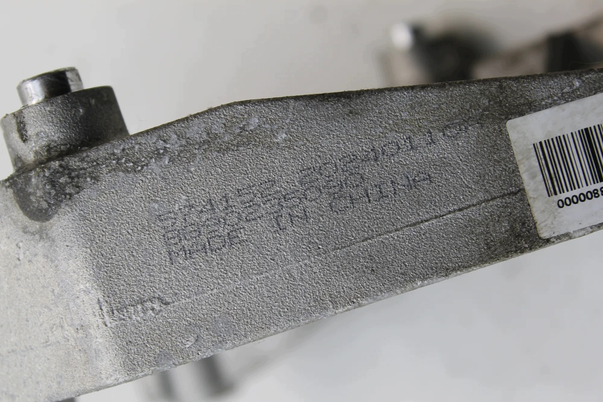 Support de fixation compresseur clim. Volvo EX30 8890235090 image 4