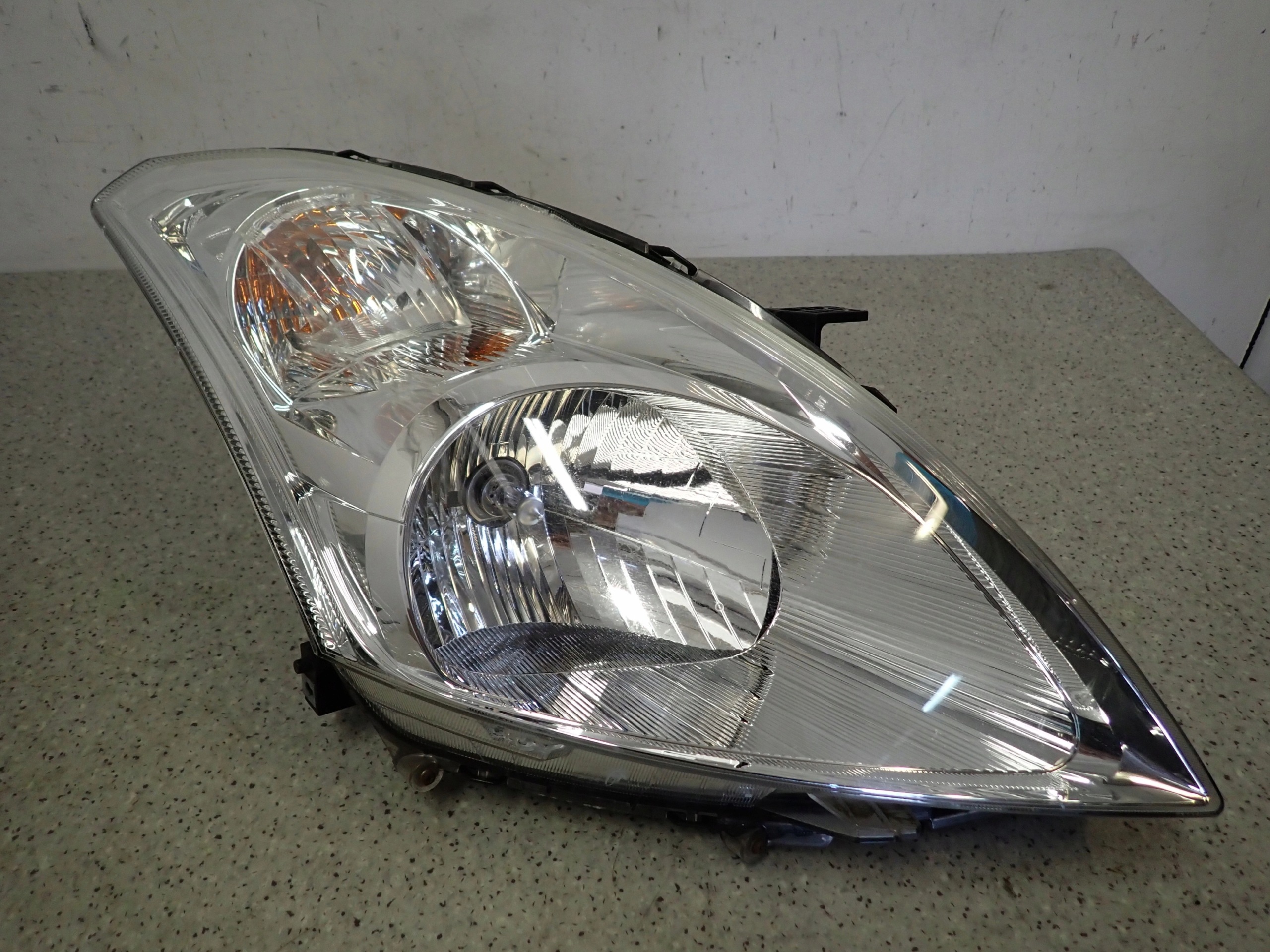 SUZUKI SWIFT MK7 10-16 FRONT HEADLIGHT RIGHT LAMP EUROPE image 2