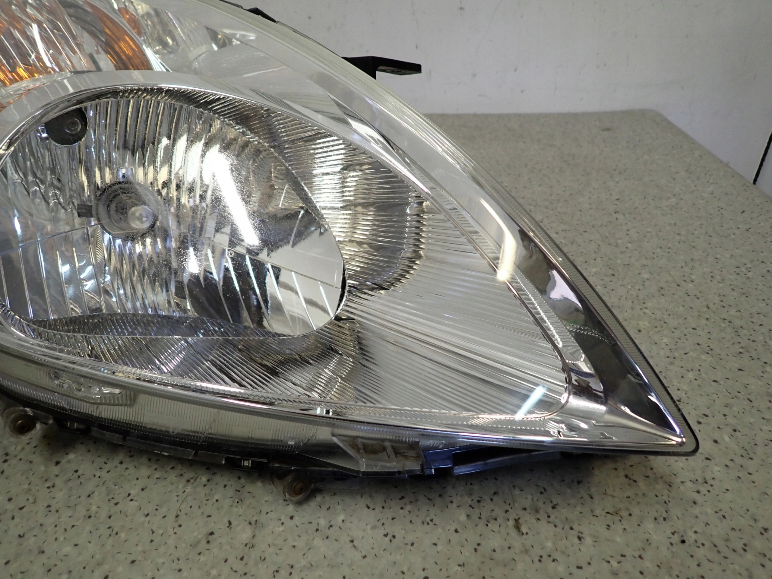 Suzuki Swift MK7 10-16 Etuheijastin Oikea Lamppu Edessä Eurooppa