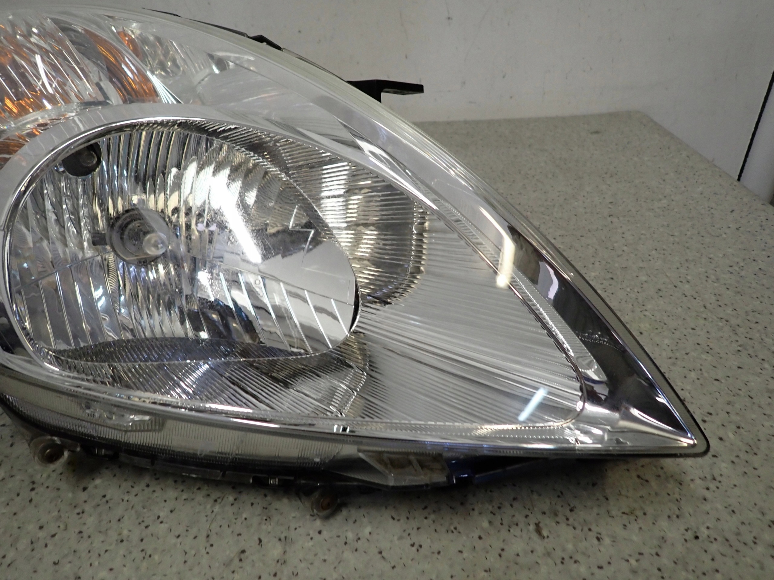 SUZUKI SWIFT MK7 10-16 FRONT HEADLIGHT RIGHT LAMP EUROPE image 3