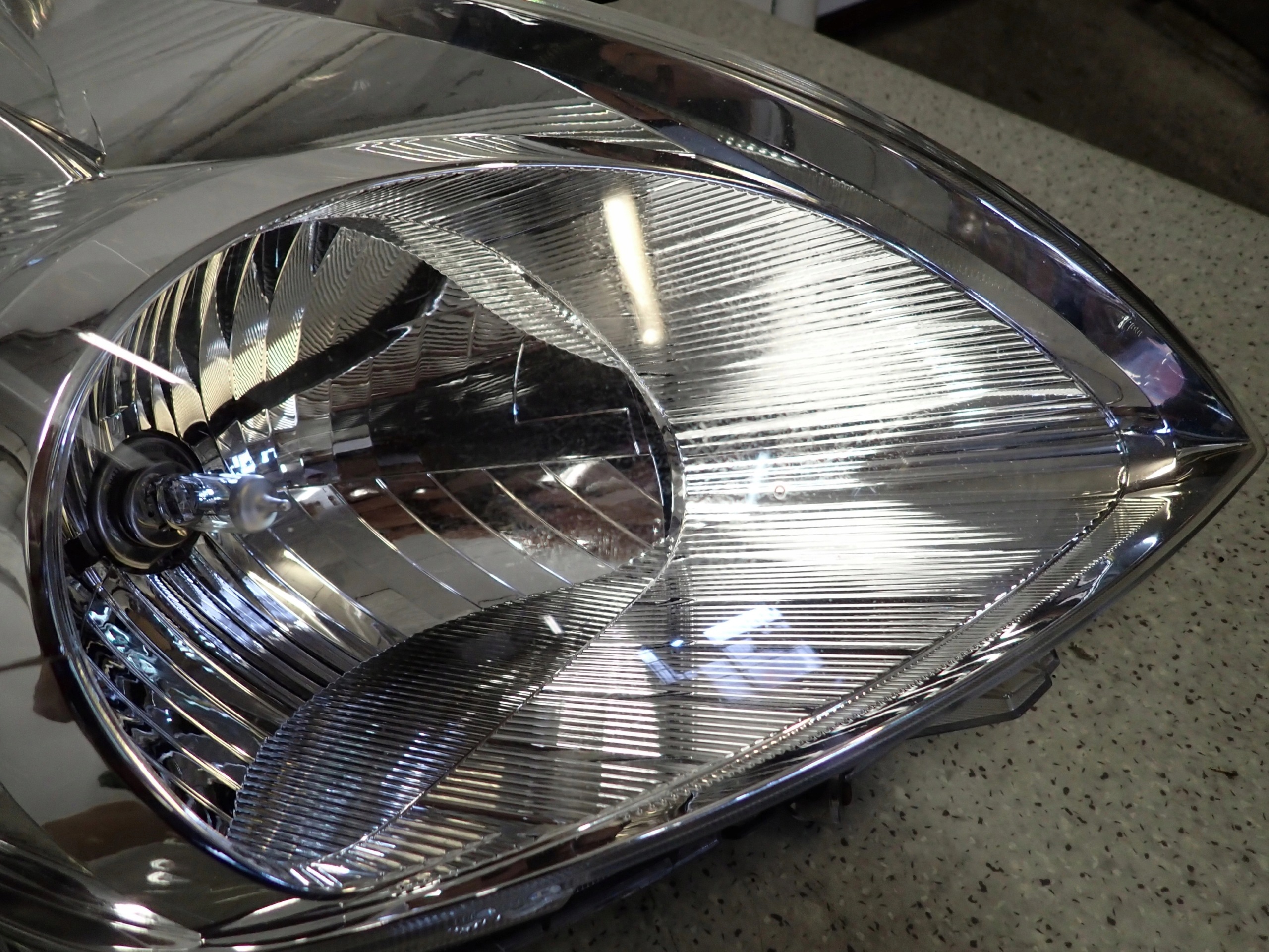 SUZUKI SWIFT MK7 10-16 FRONT HEADLIGHT RIGHT LAMP EUROPE image 4