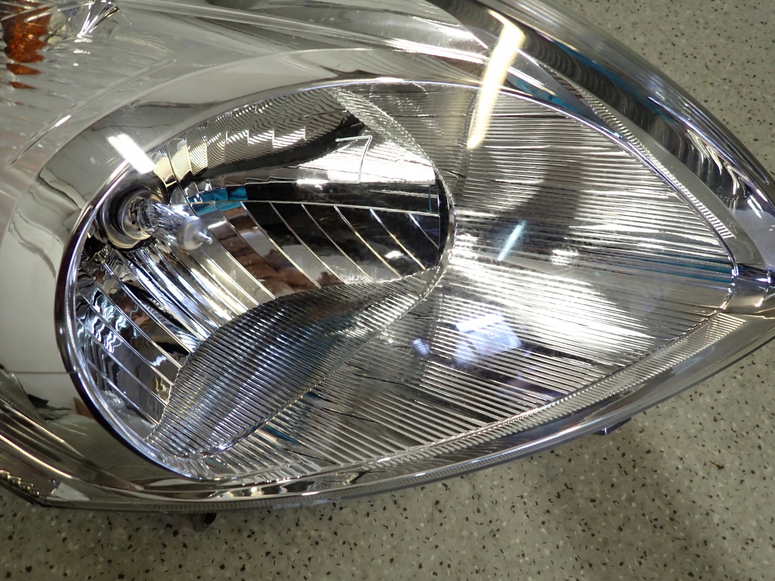 SUZUKI SWIFT MK7 10-16 FRONT HEADLIGHT RIGHT LAMP EUROPE image 5