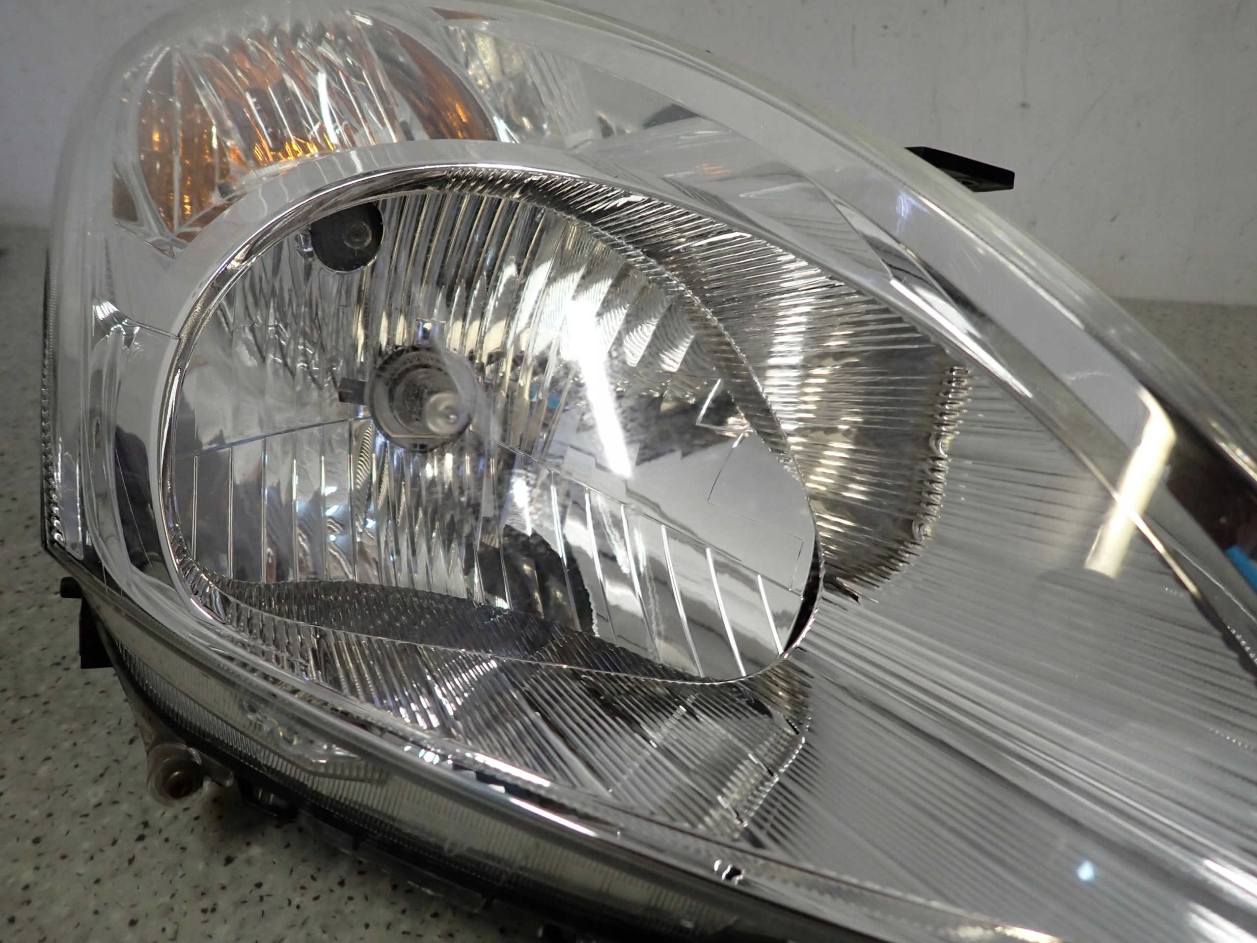SUZUKI SWIFT MK7 10-16 FRONT HEADLIGHT RIGHT LAMP EUROPE image 6