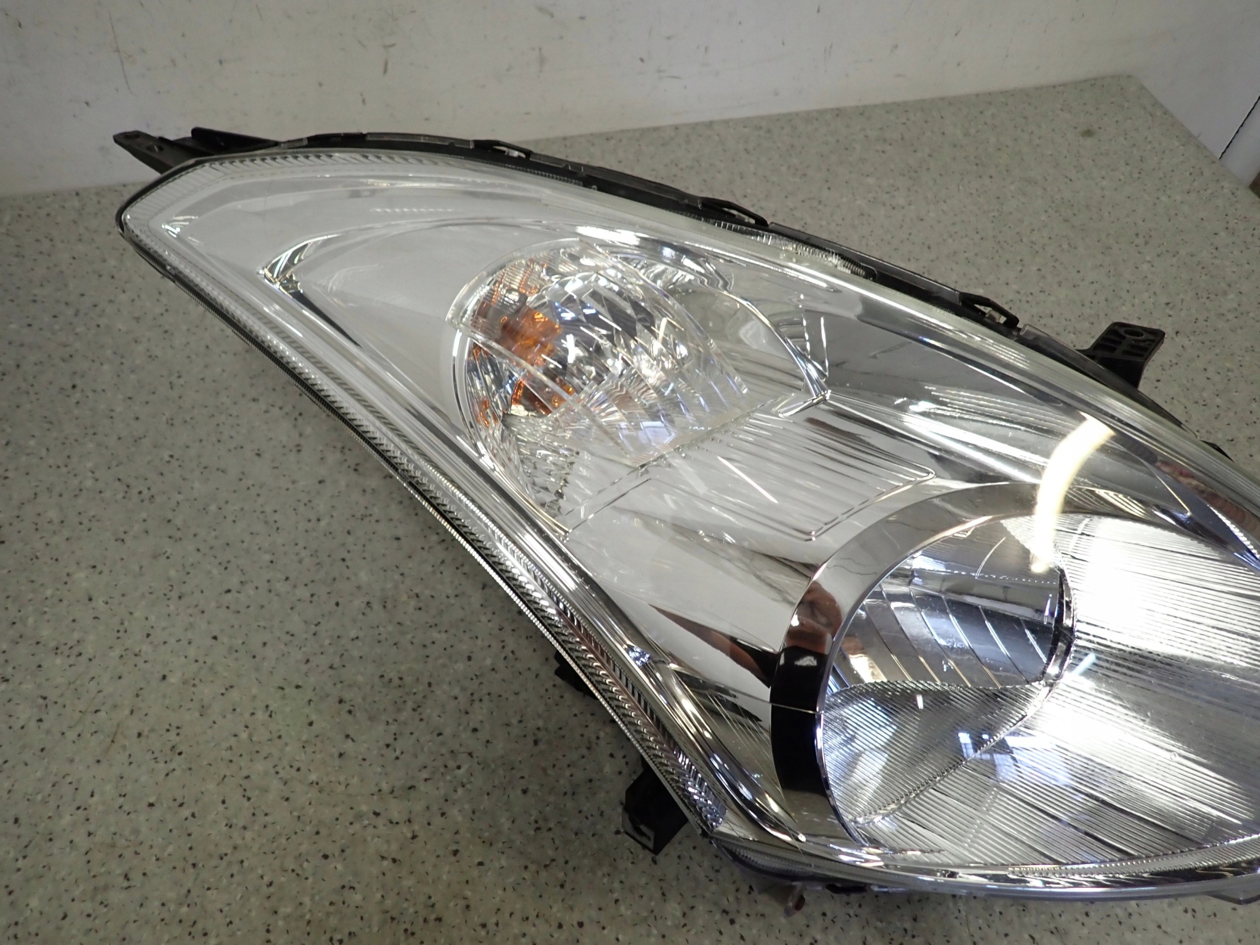 SUZUKI SWIFT MK7 10-16 FRONT HEADLIGHT RIGHT LAMP EUROPE image 7