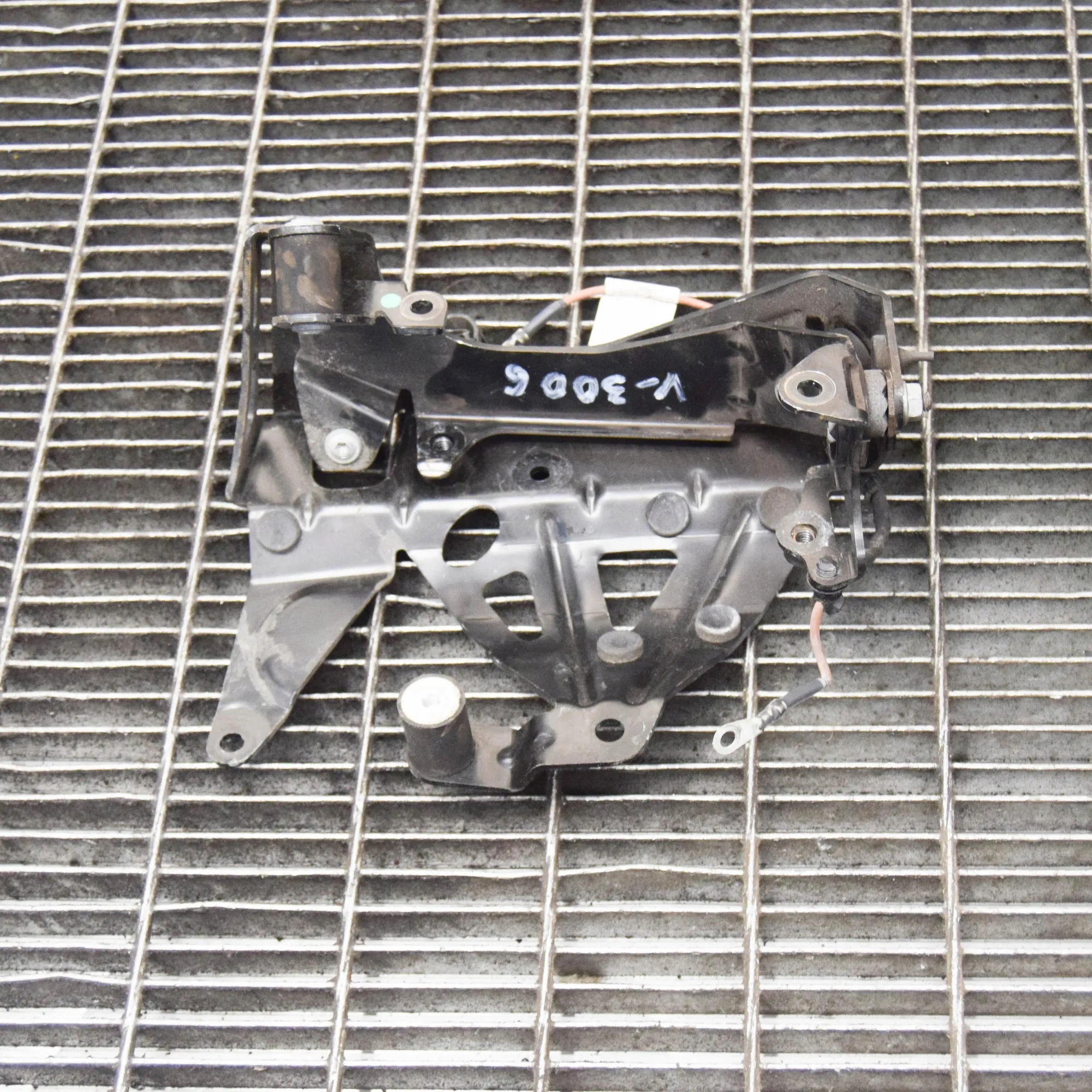 BMW I8 (I12) Klimakompressor-Halterung 9359784
