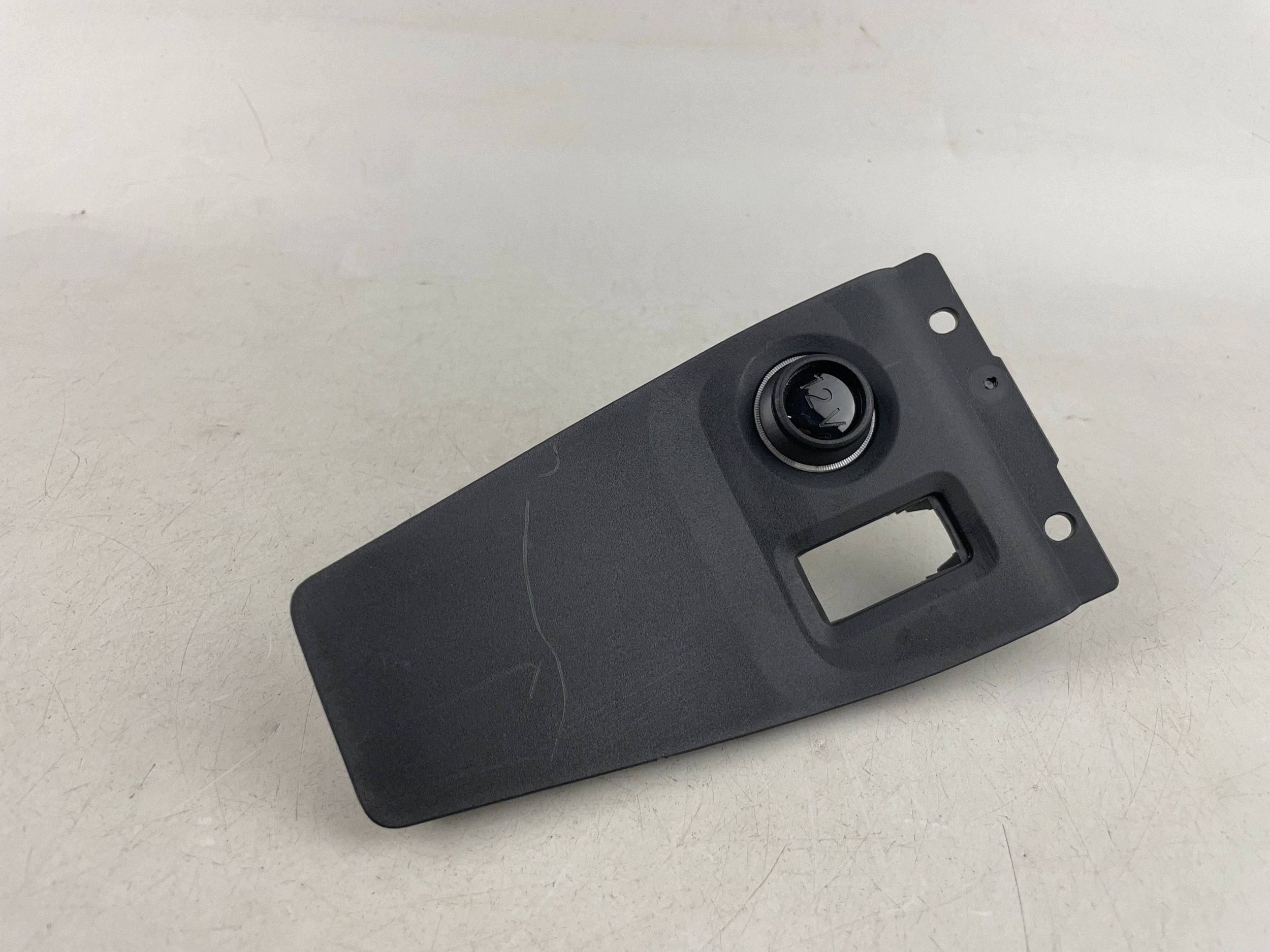 Tomada 12V Dianteira para Mini F66 2025 (Usada) image 2