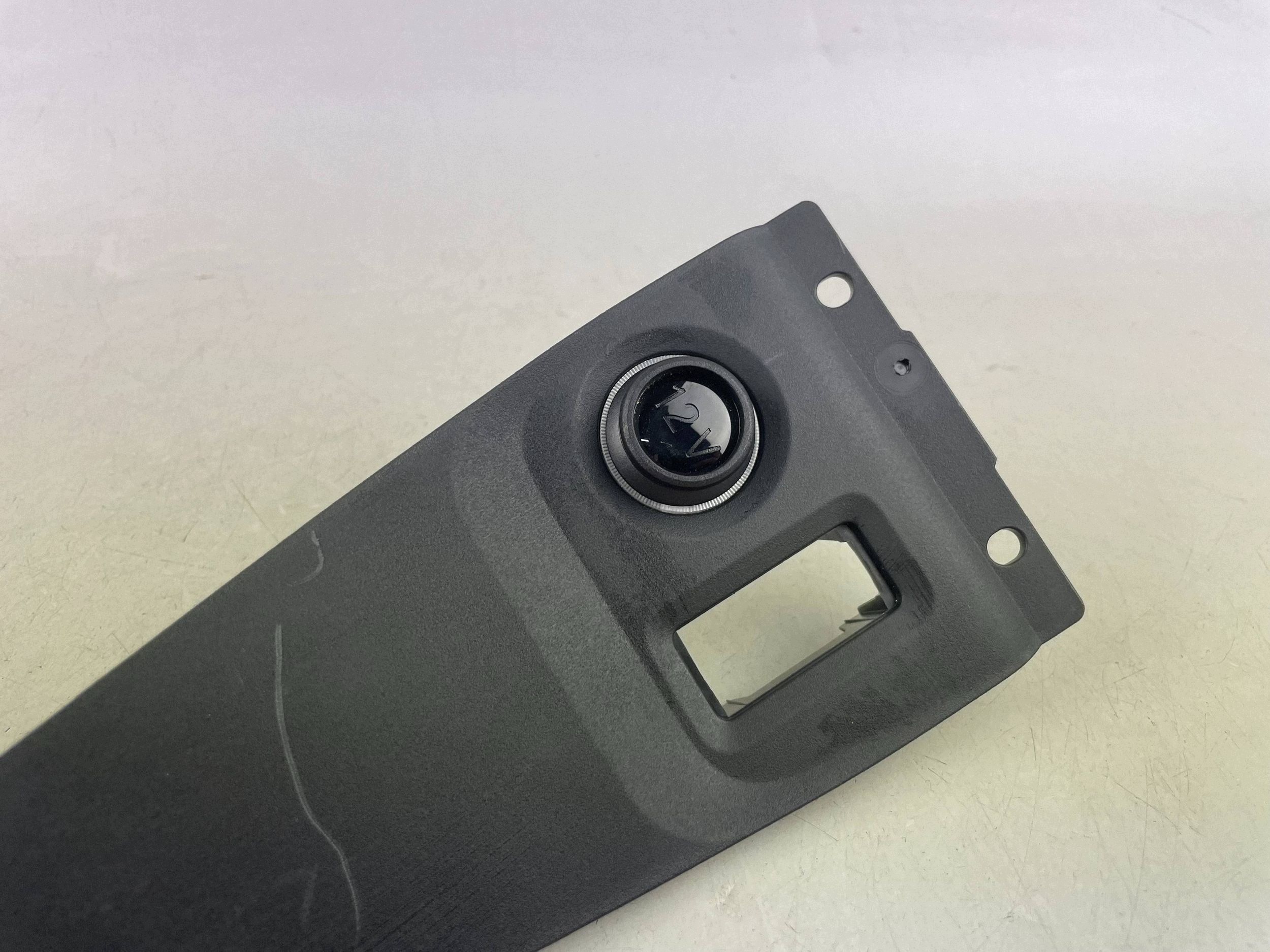 Tomada 12V Dianteira para Mini F66 2025 (Usada) image 4