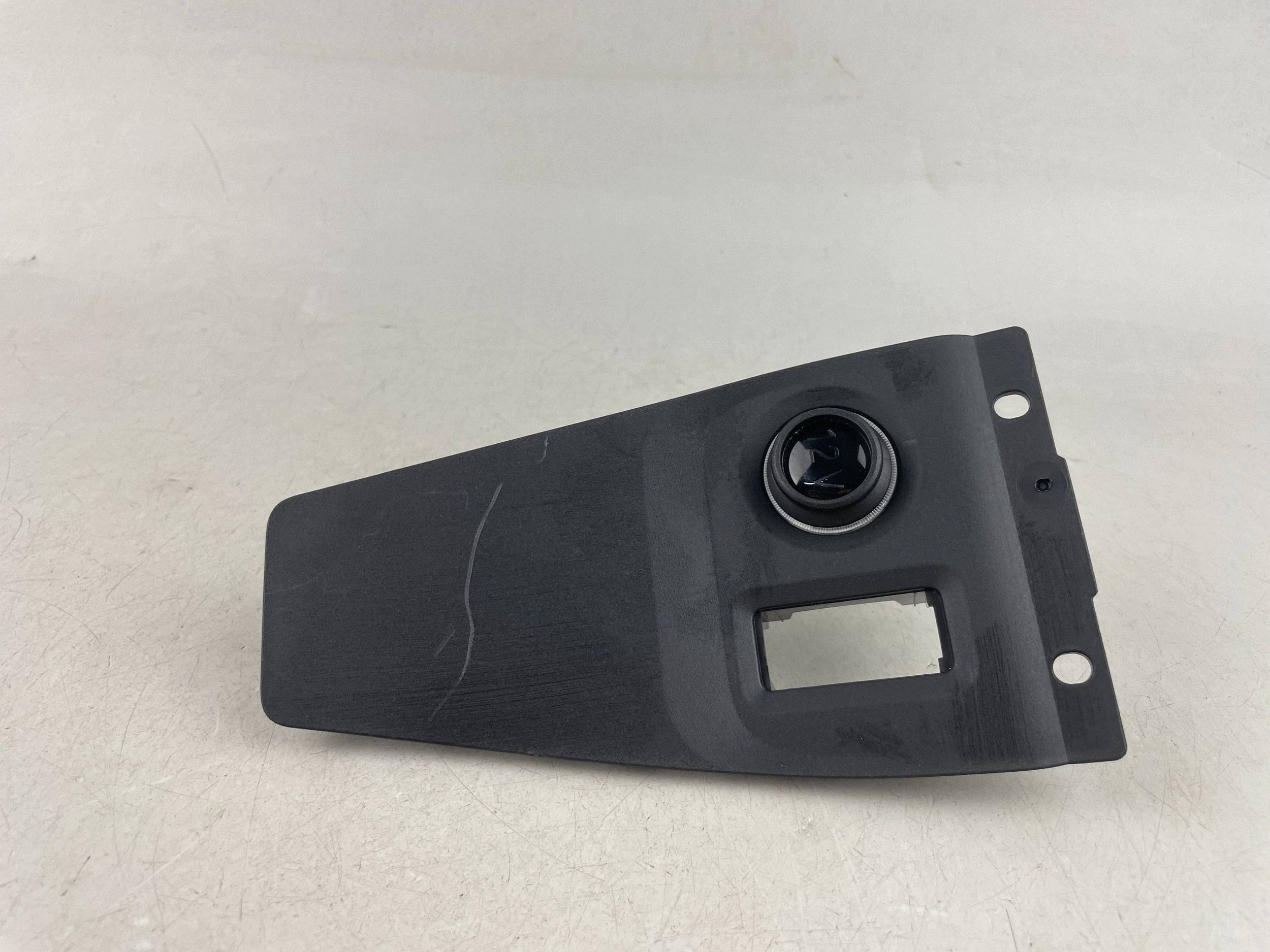 Tomada 12V Dianteira para Mini F66 2025 (Usada) image 5