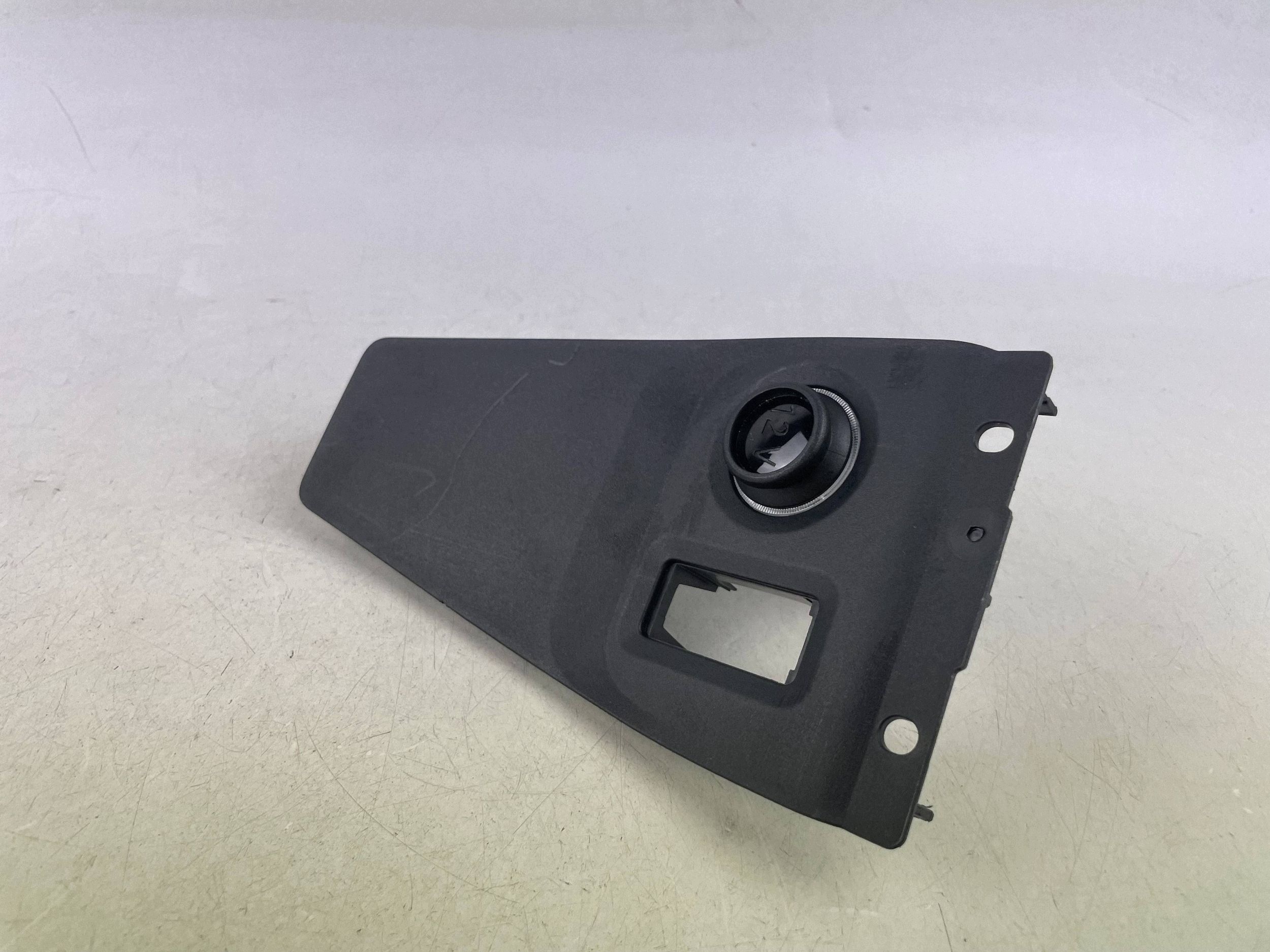 Tomada 12V Dianteira para Mini F66 2025 (Usada) image 6