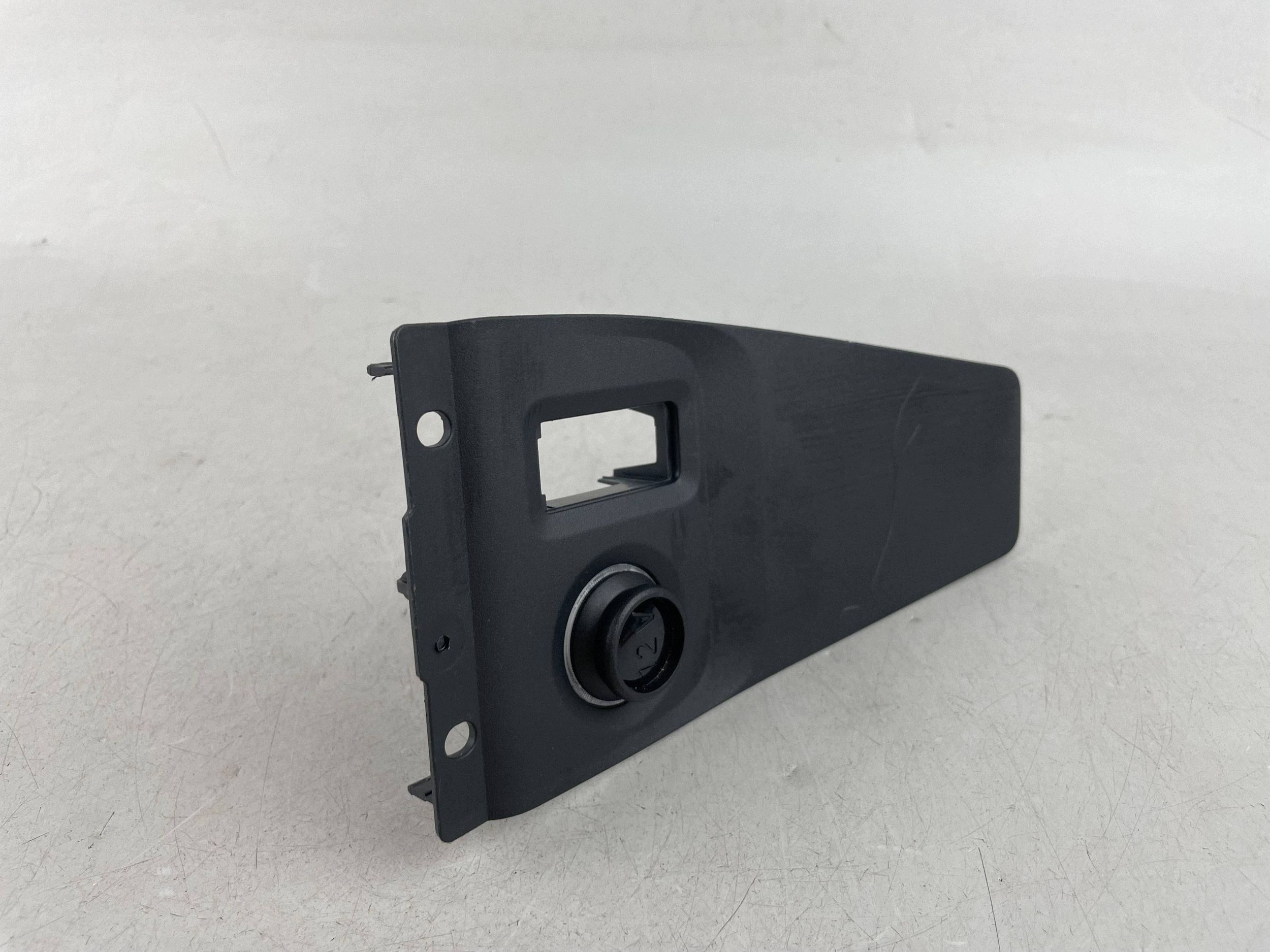 Tomada 12V Dianteira para Mini F66 2025 (Usada) image 7