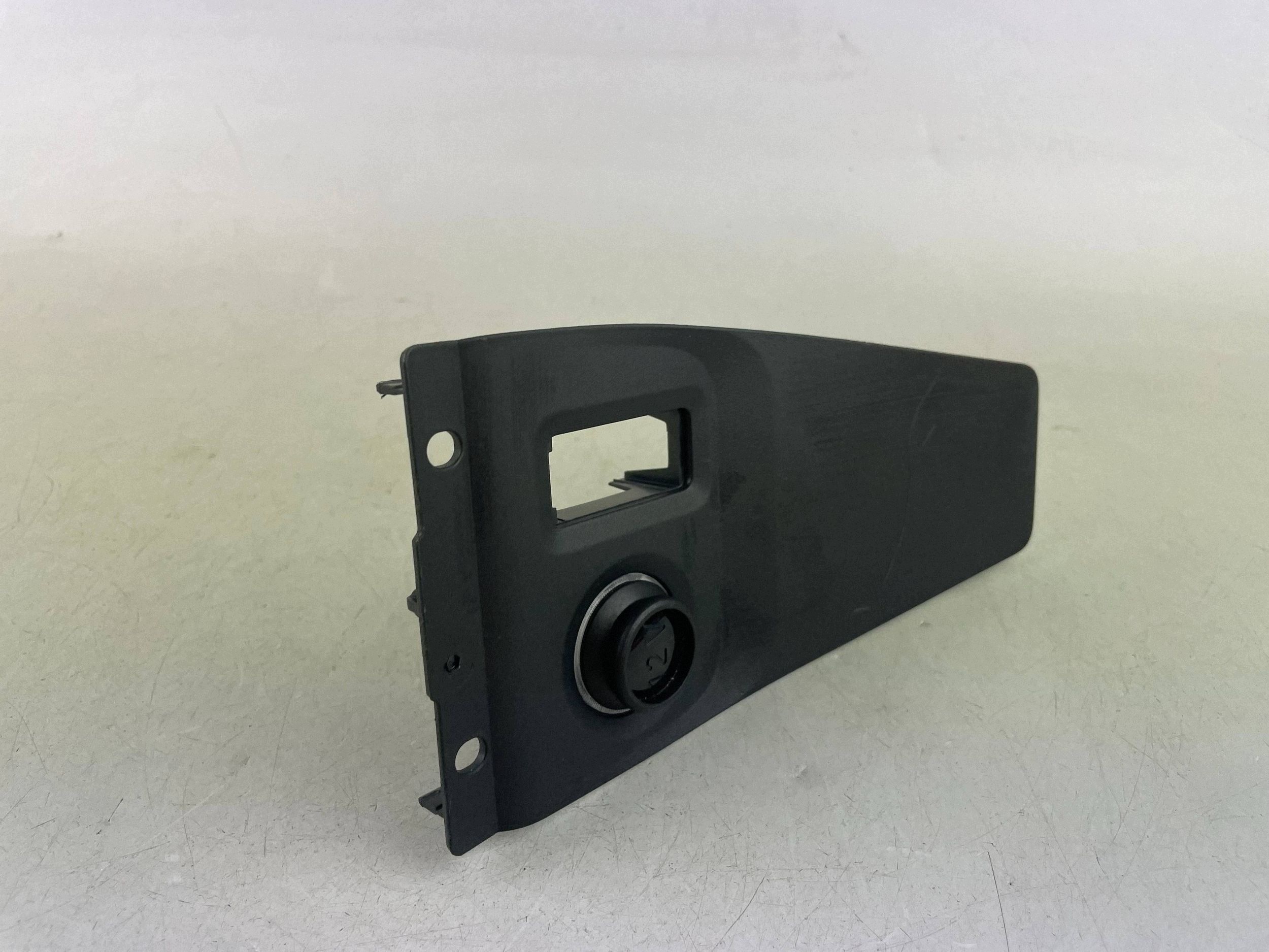 Tomada 12V Dianteira para Mini F66 2025 (Usada) image 8