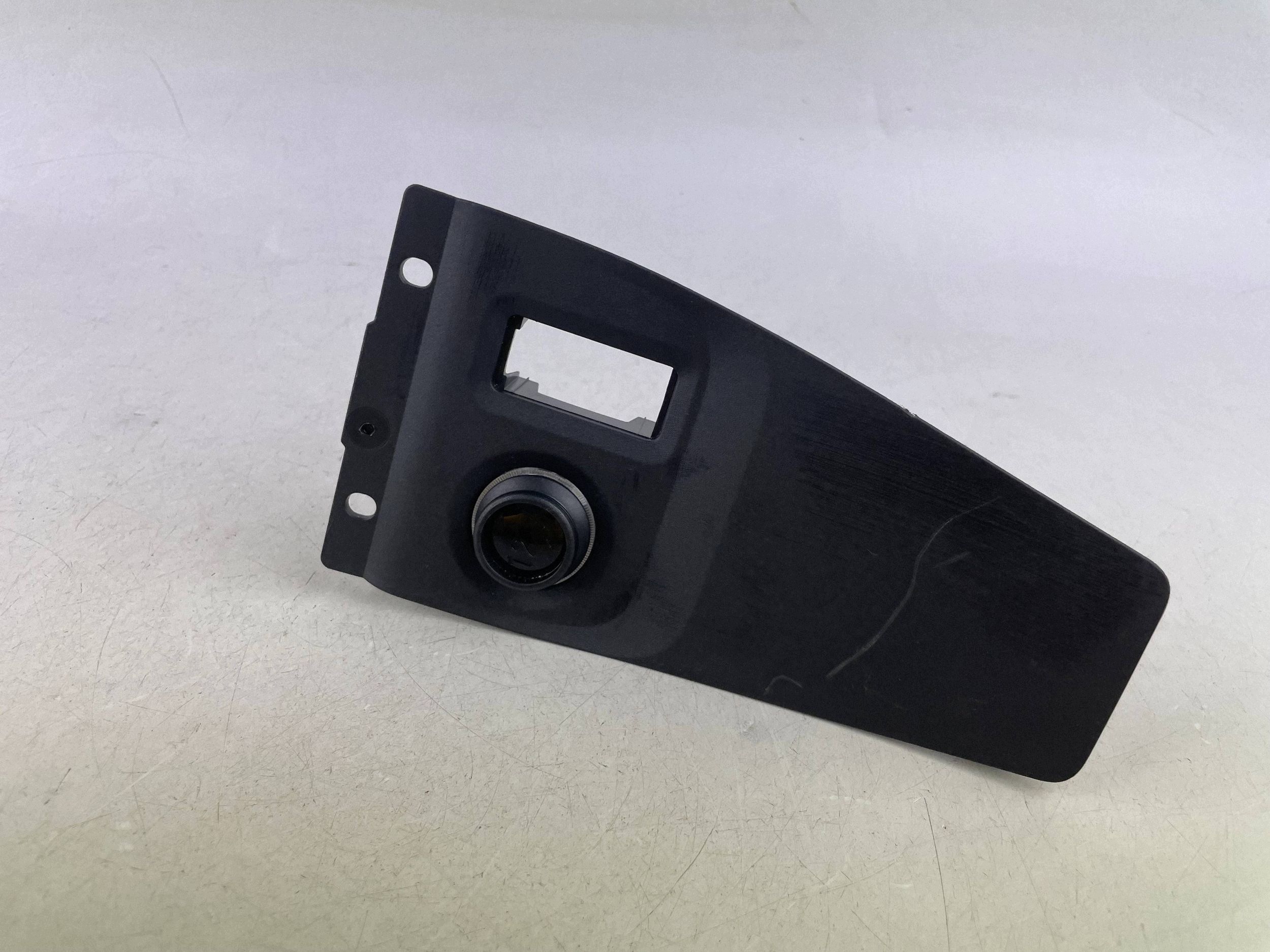 Tomada 12V Dianteira para Mini F66 2025 (Usada) image 9