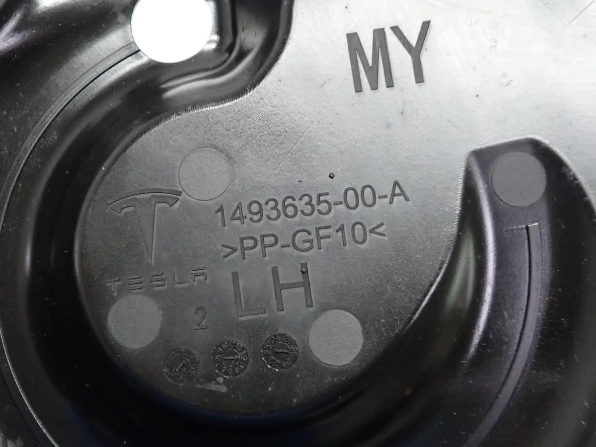 Placa Protetora Suspensão Tesla Model Y Usada image 3