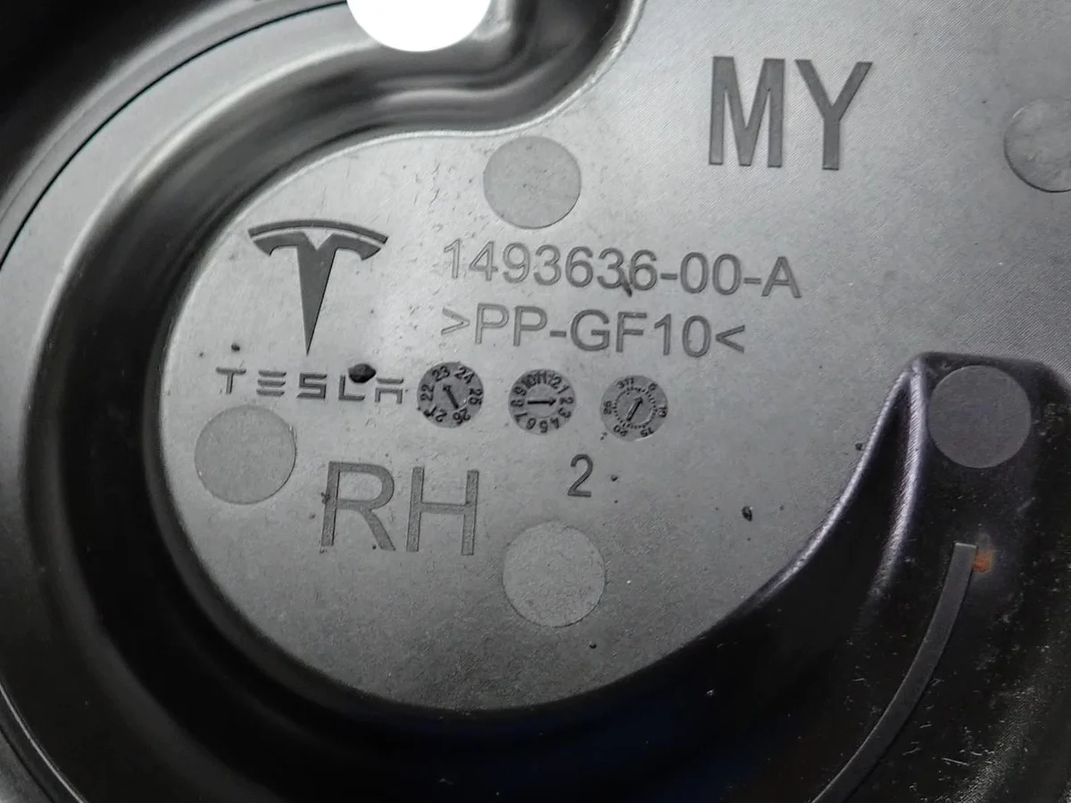 Placa Protetora Tesla Model Y Usada image 3
