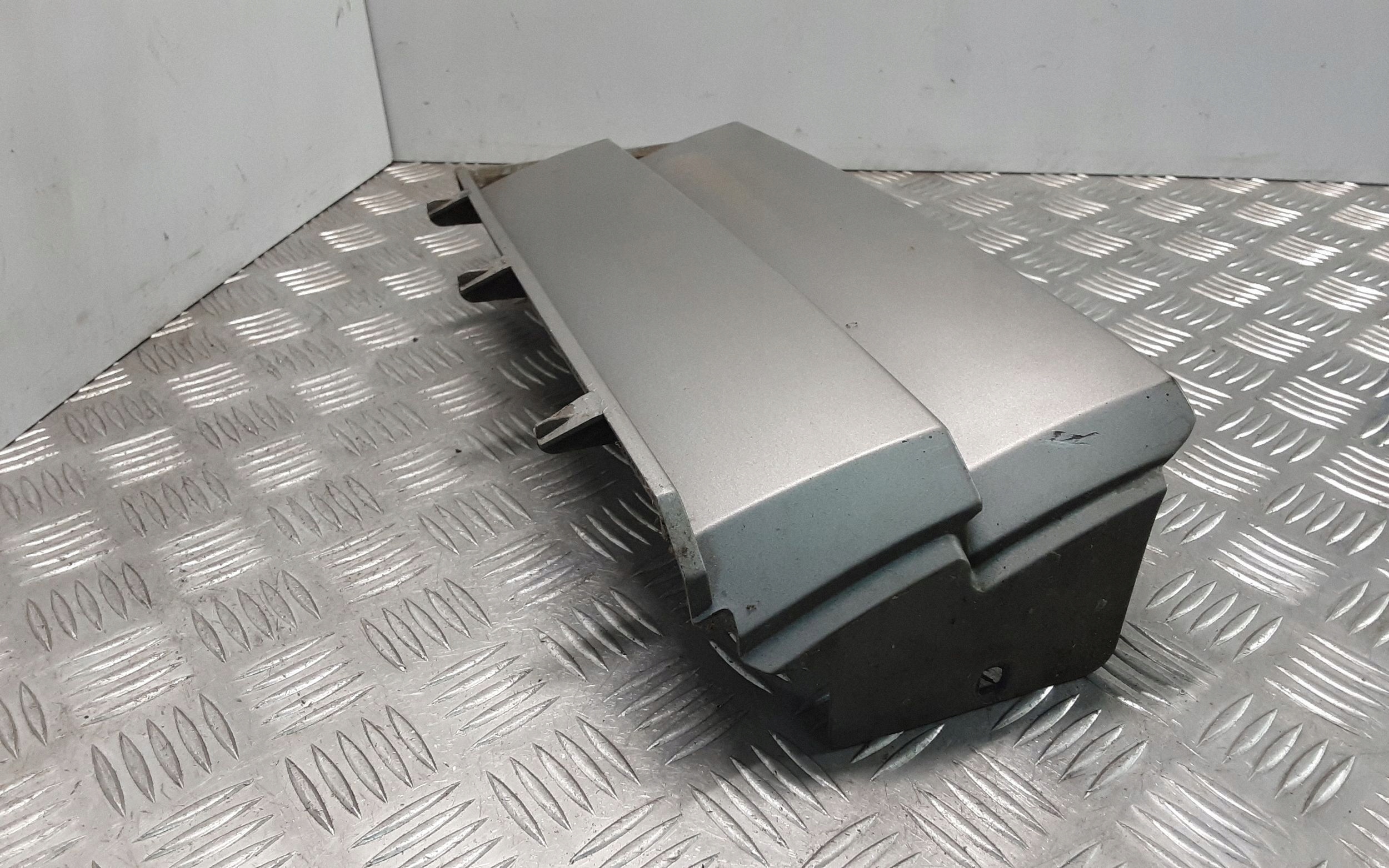 Range Rover L322 Luchtinlaat 7026900 image 3