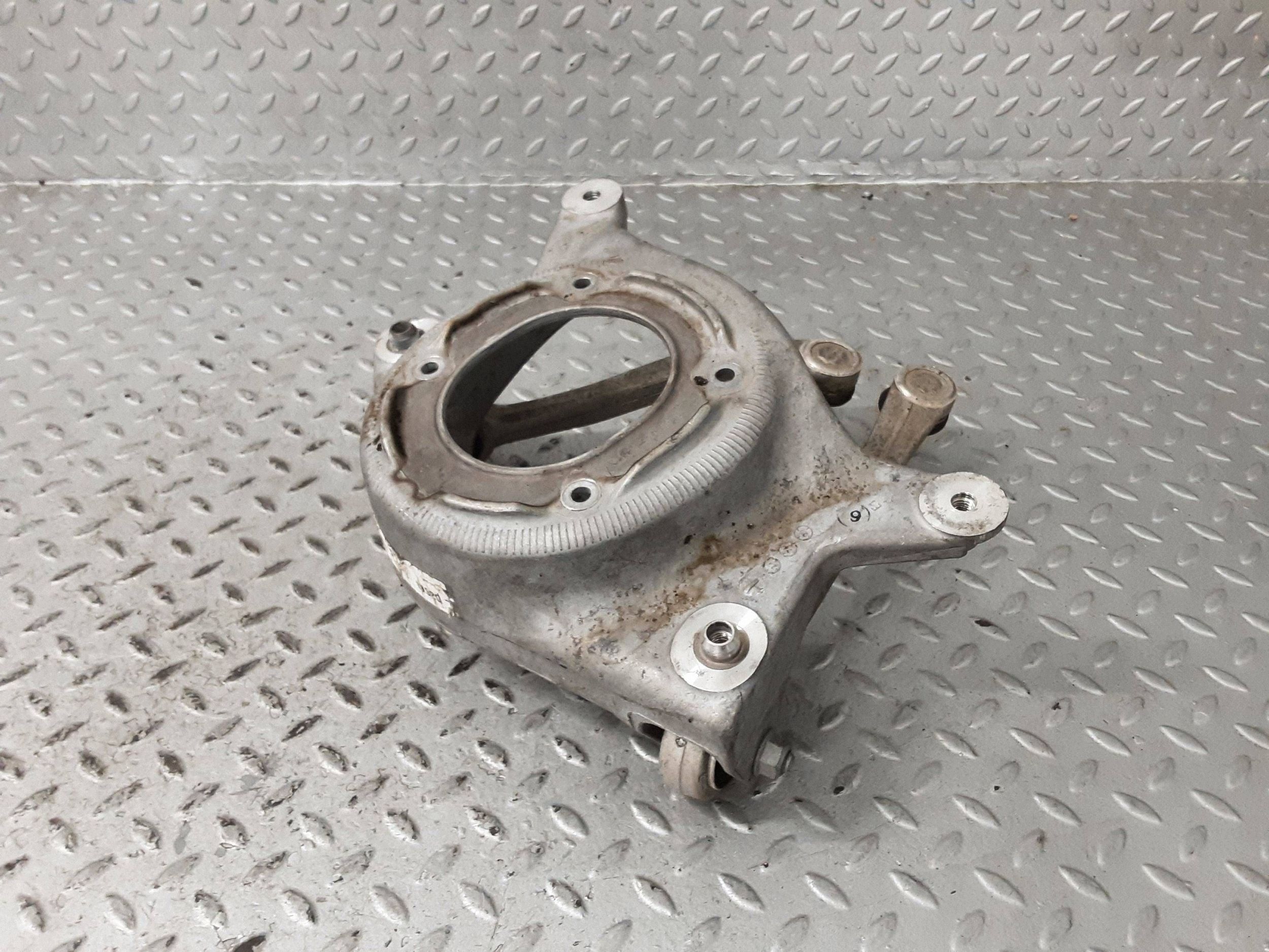 Fixation hayon avant gauche Porsche Macan 95B 958412383 image 2