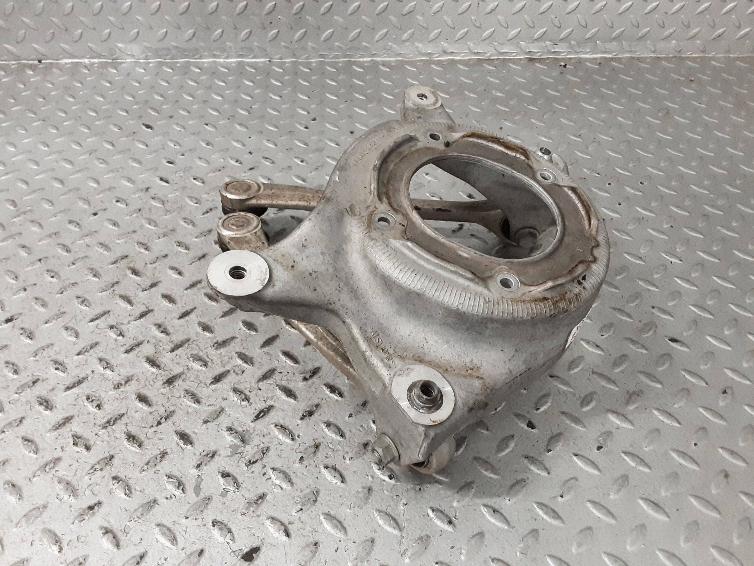 Fixation hayon avant gauche Porsche Macan 95B 958412383 image 3