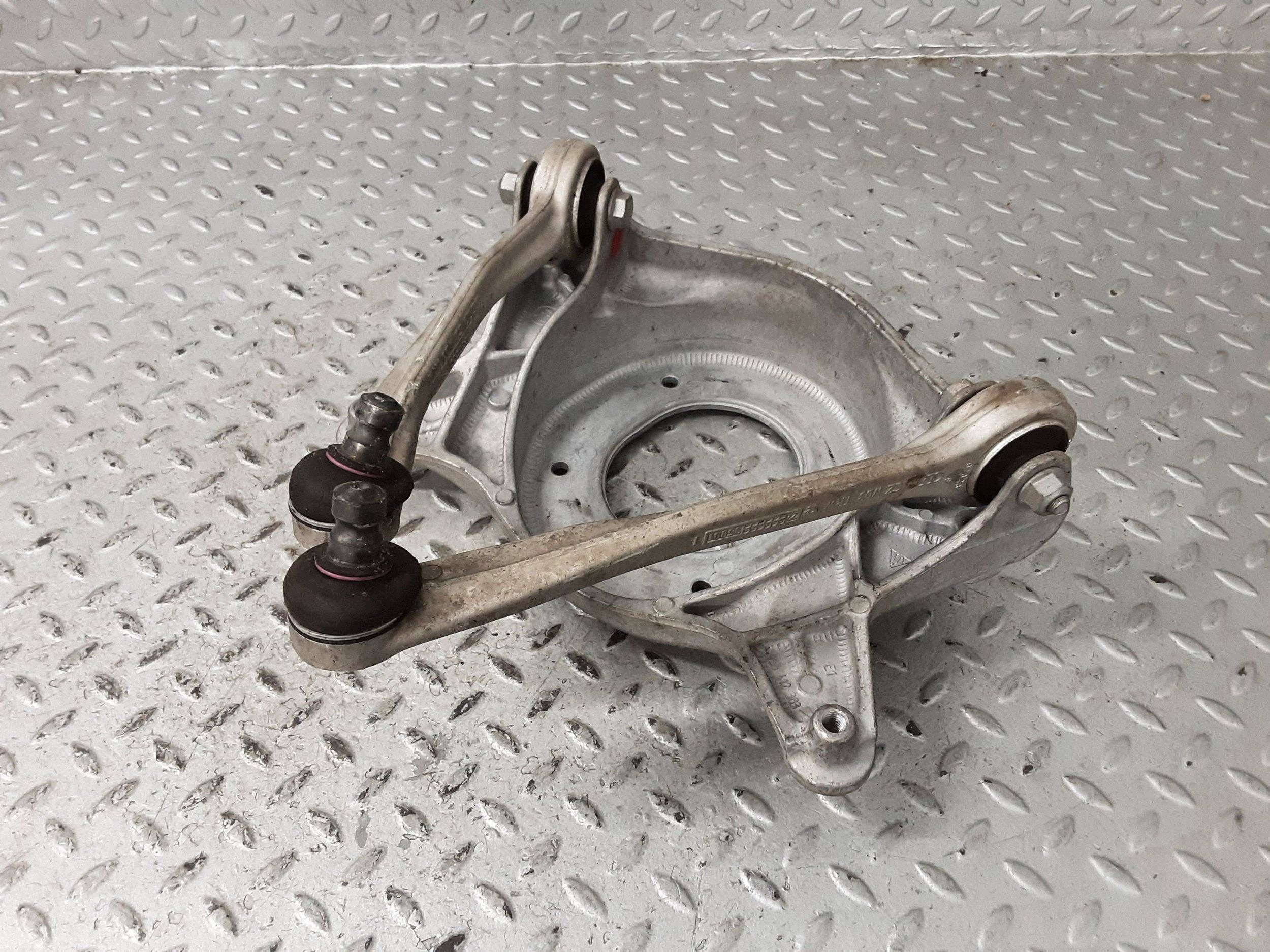 Fixation hayon avant gauche Porsche Macan 95B 958412383 image 4