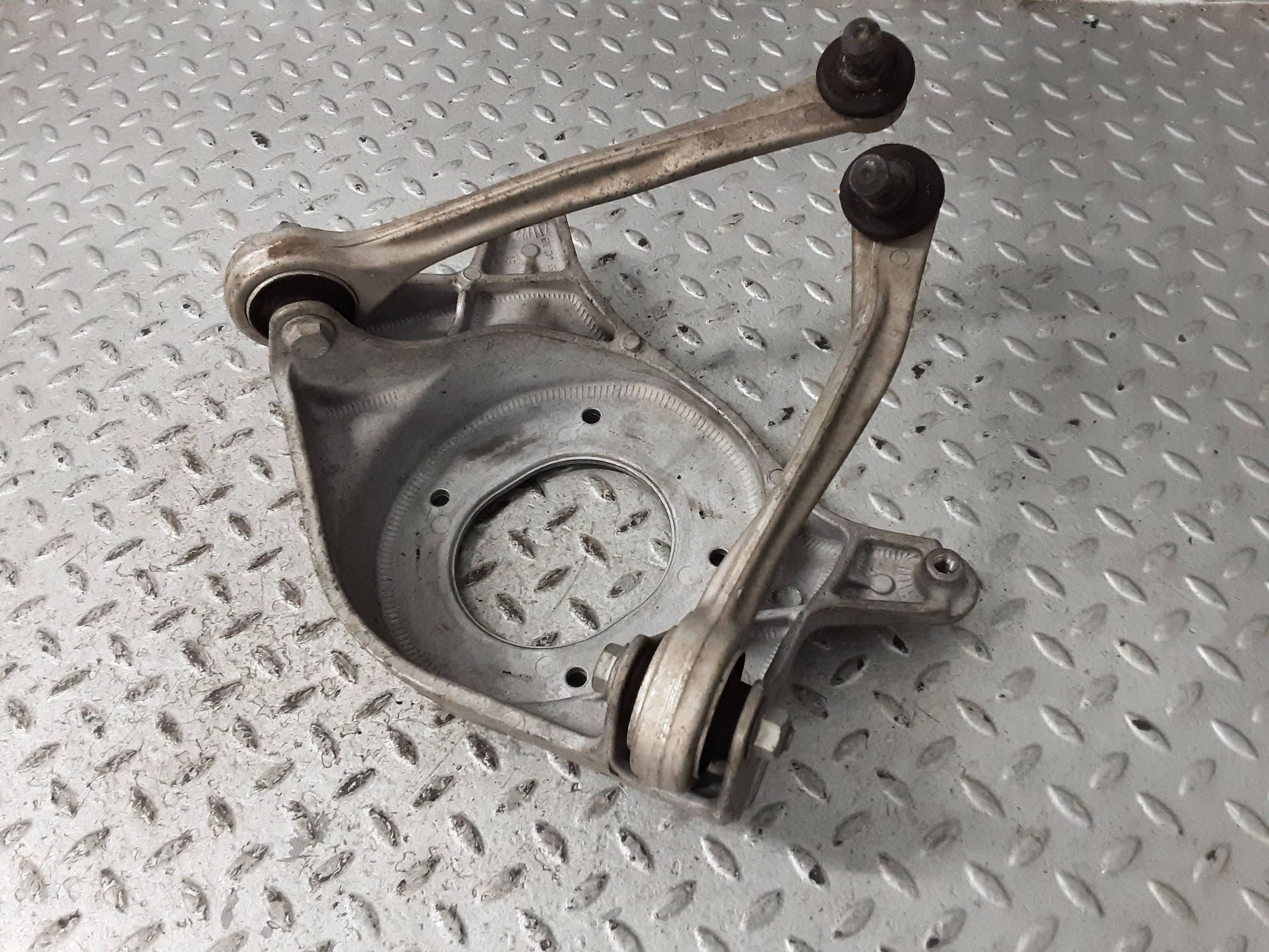 Fixation hayon avant gauche Porsche Macan 95B 958412383 image 5