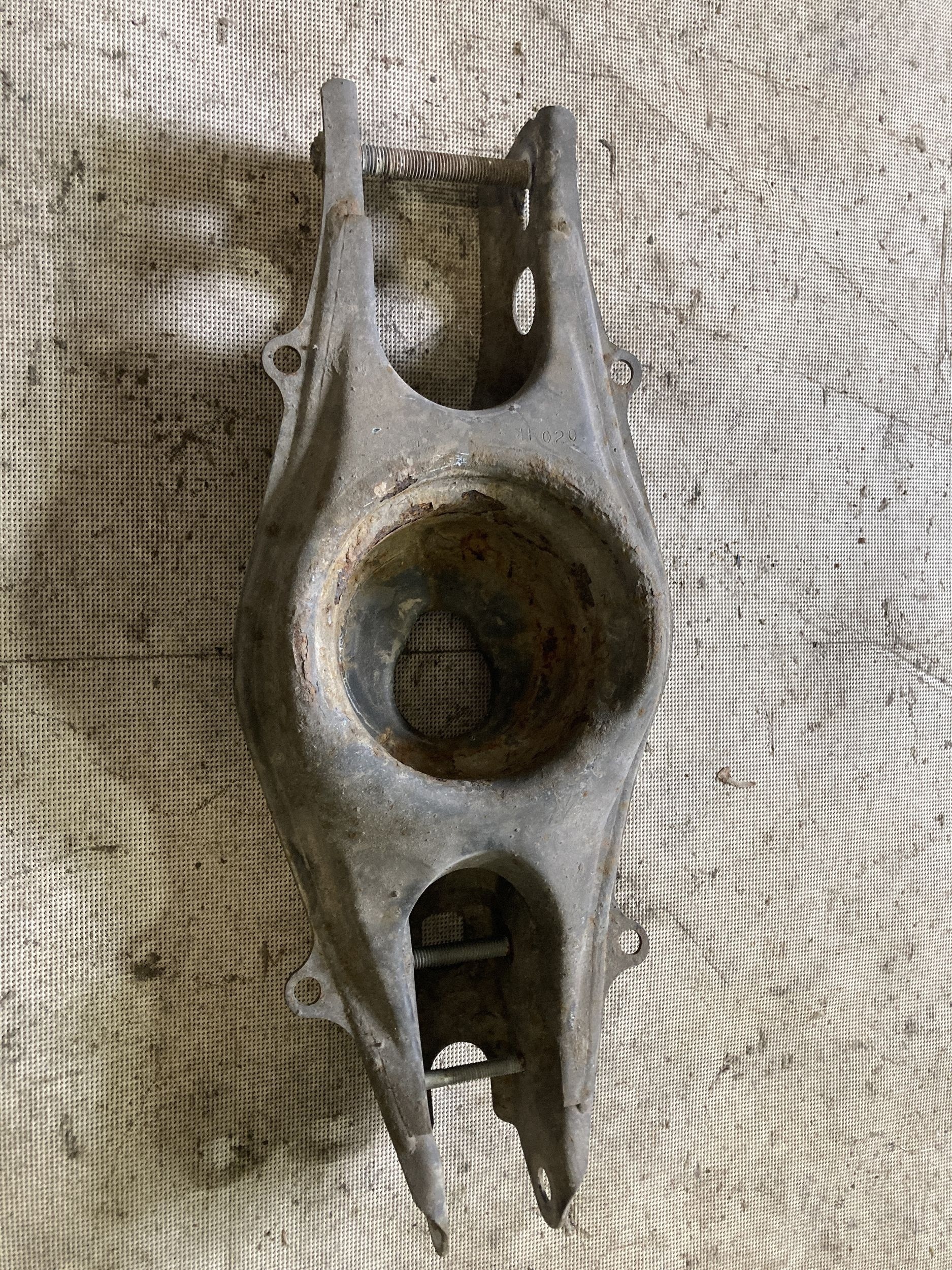 Support de ressort arrière Mercedes E W212 (ERN50141) image 2
