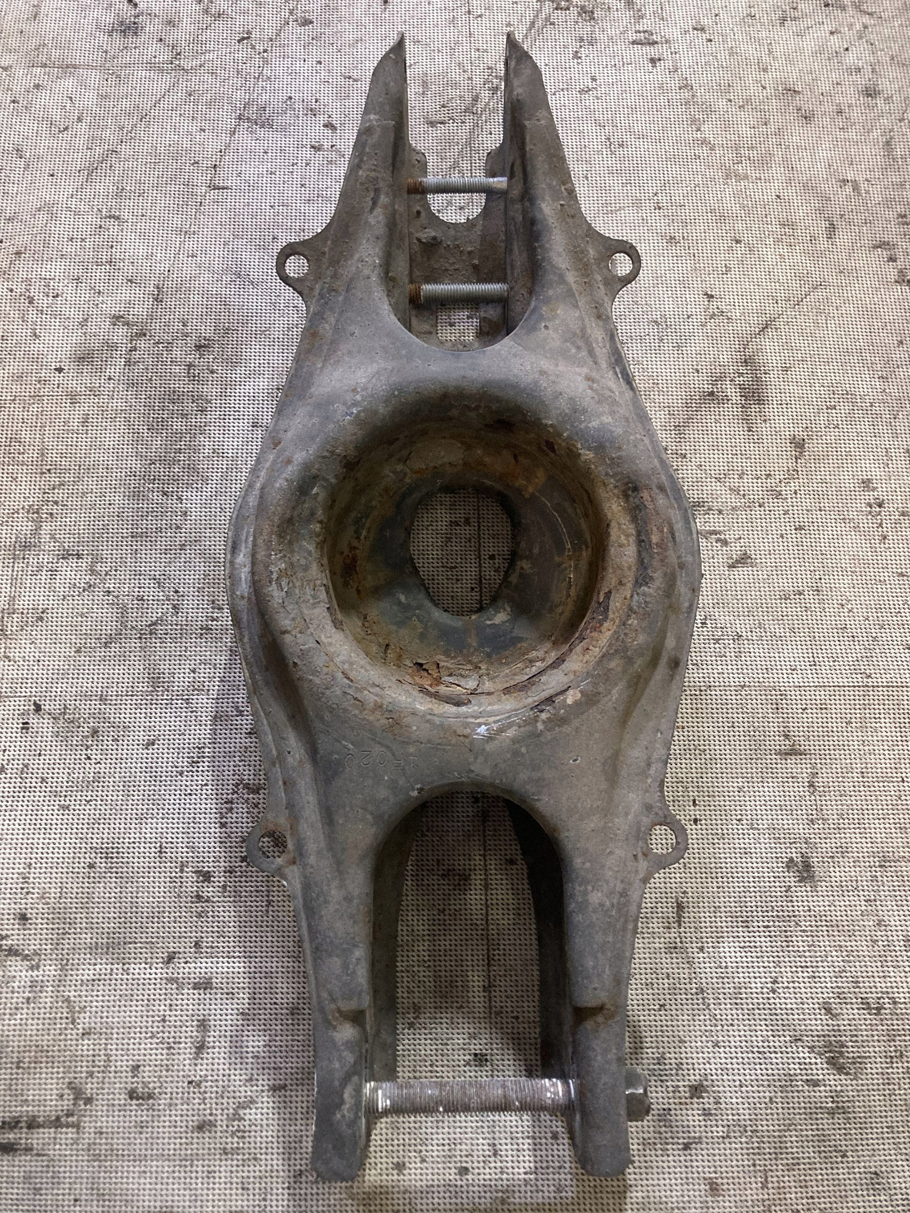 Support de ressort arrière Mercedes E W212 (ERN50141) image 3