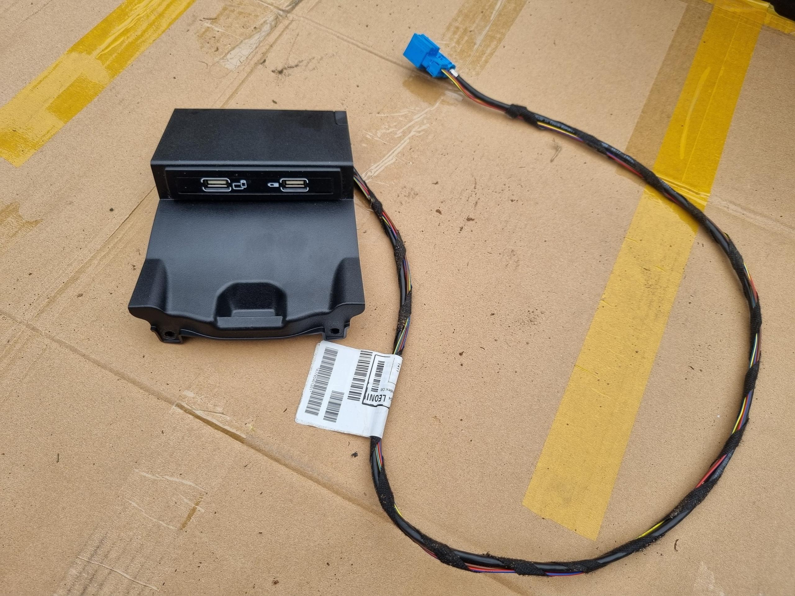 Tomada USB com Moldura e Cabo Mercedes W246 A1728202100 A1765401201 image 2