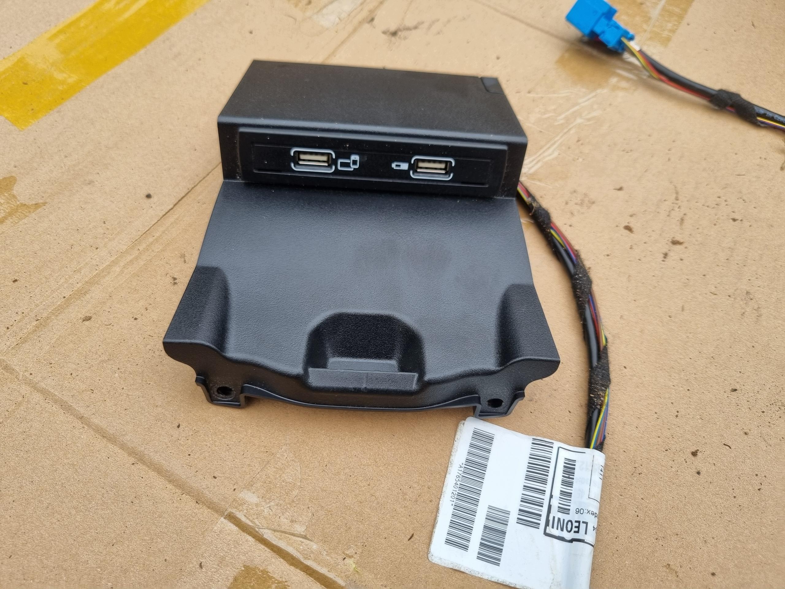 USB-pistorasia kehys ja johto Mercedes W246