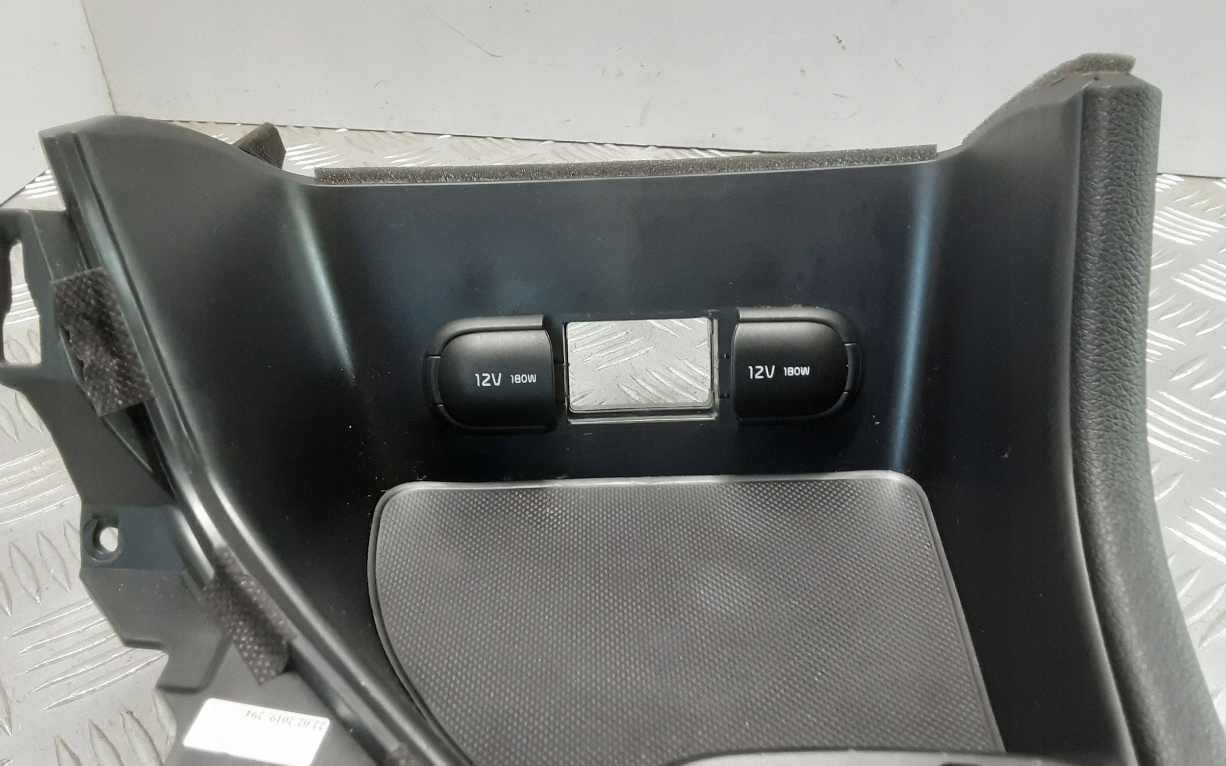 Painel do isqueiro dianteiro KIA Sportage 2019 84690F1501