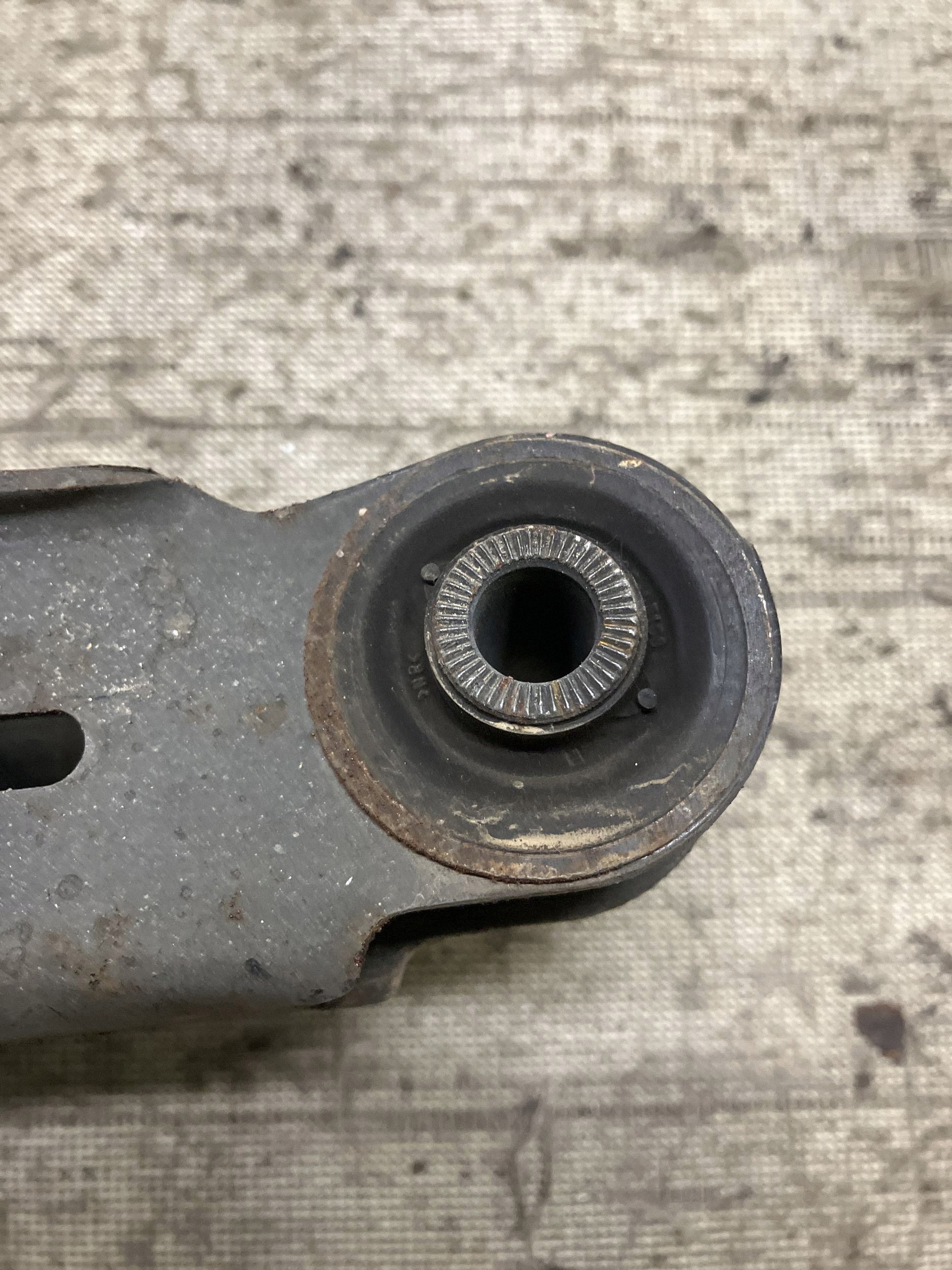 Support ressort arrière Toyota Auris E180 ERN64108 image 3