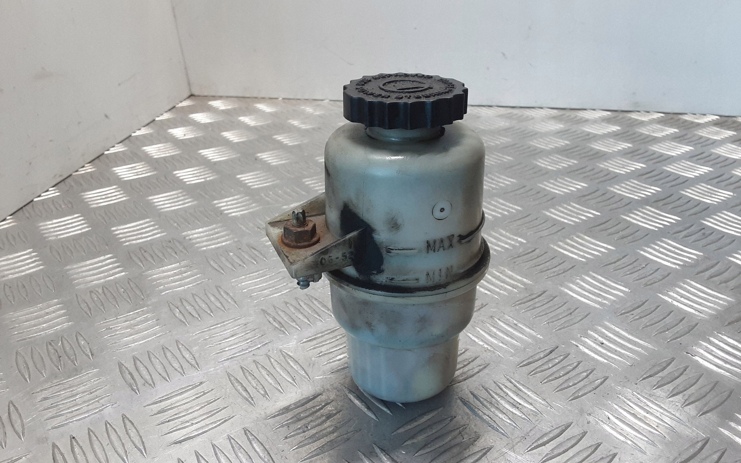 Ohjaustehostimen säiliö Chrysler Grand Voyager V (RT) 2.8L OEM 04721497AB