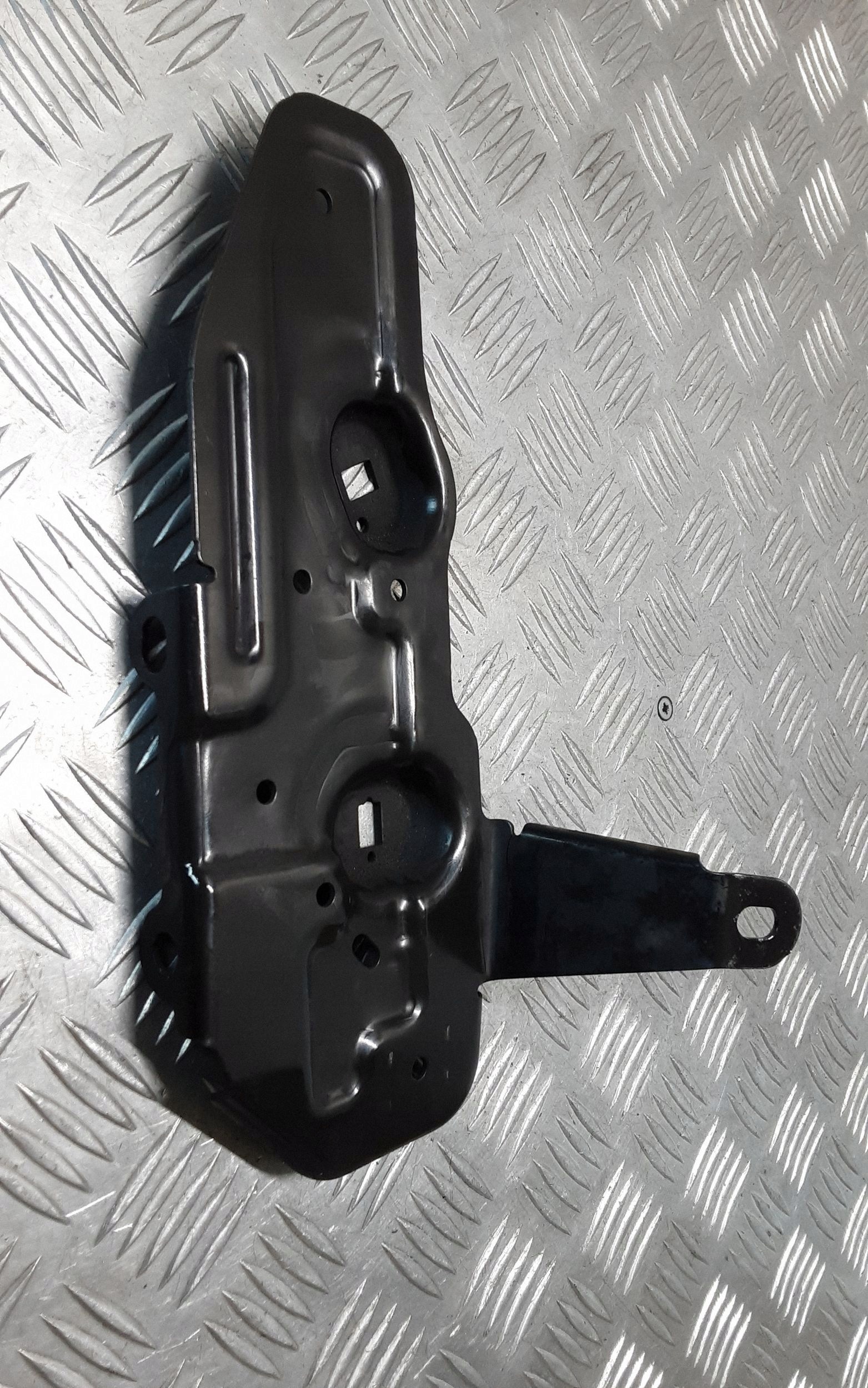 BMW 1 F20 F21 2017 skydd fäste sidobalk OEM 7244171 image 2