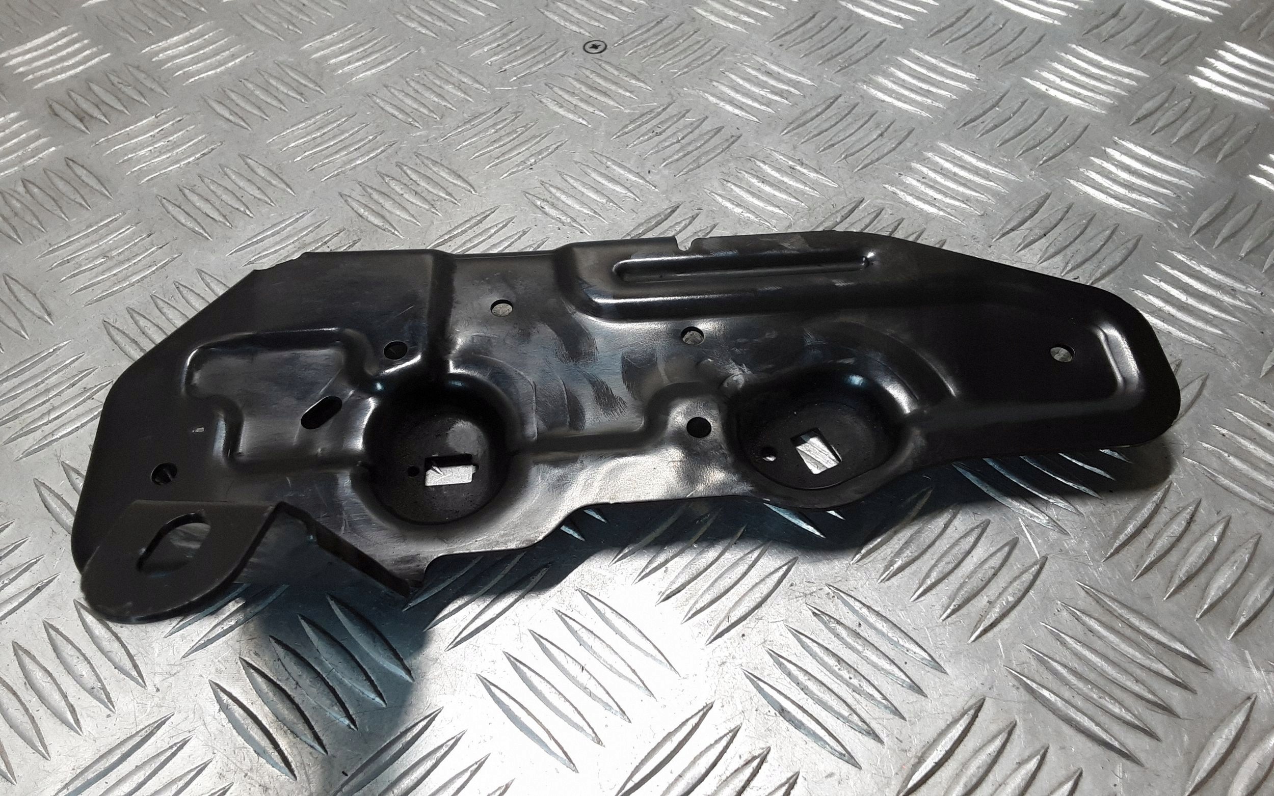 BMW 1 F20 F21 2017 skydd fäste sidobalk OEM 7244171