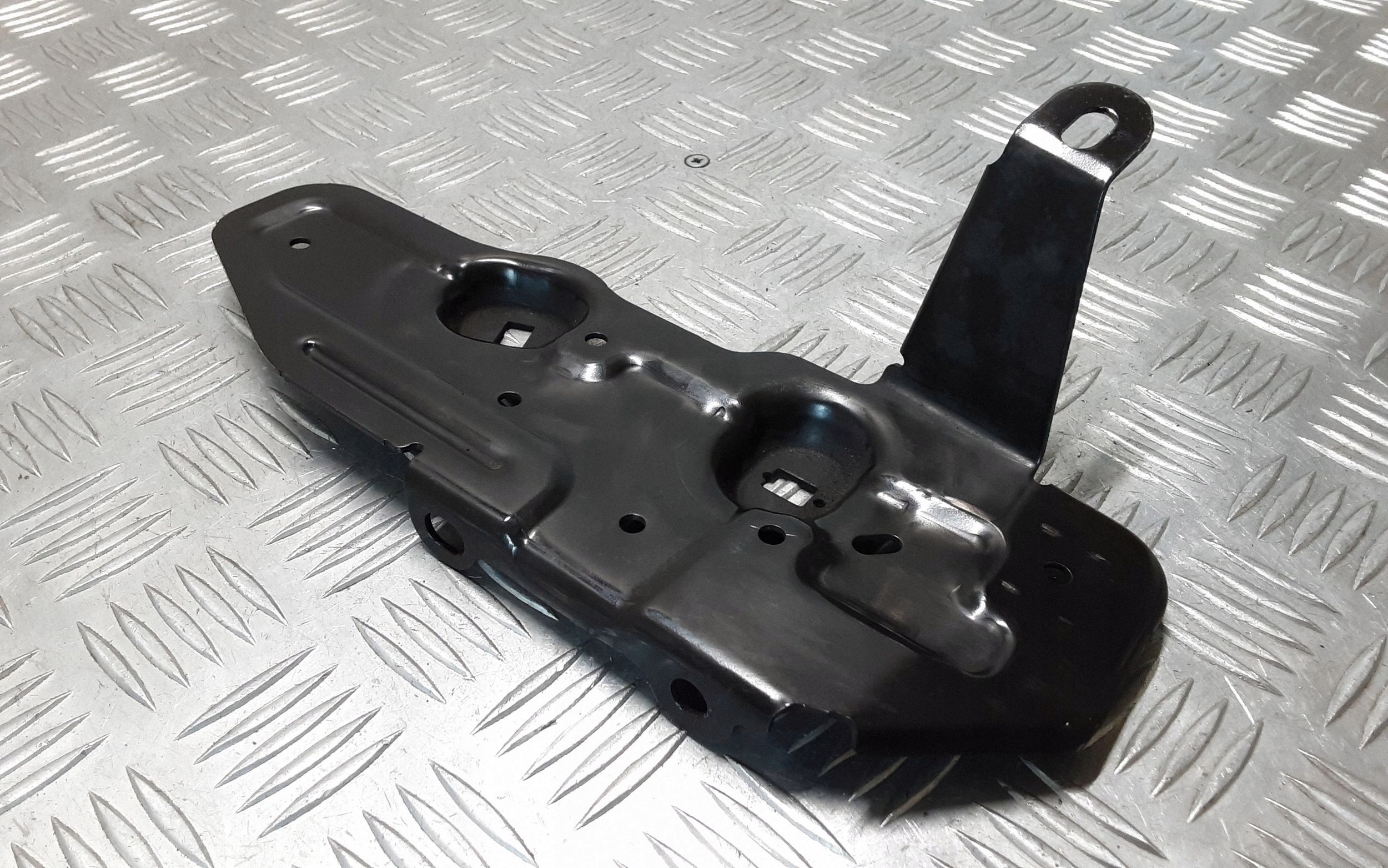 BMW 1 F20 F21 2017 skydd fäste sidobalk OEM 7244171 image 3