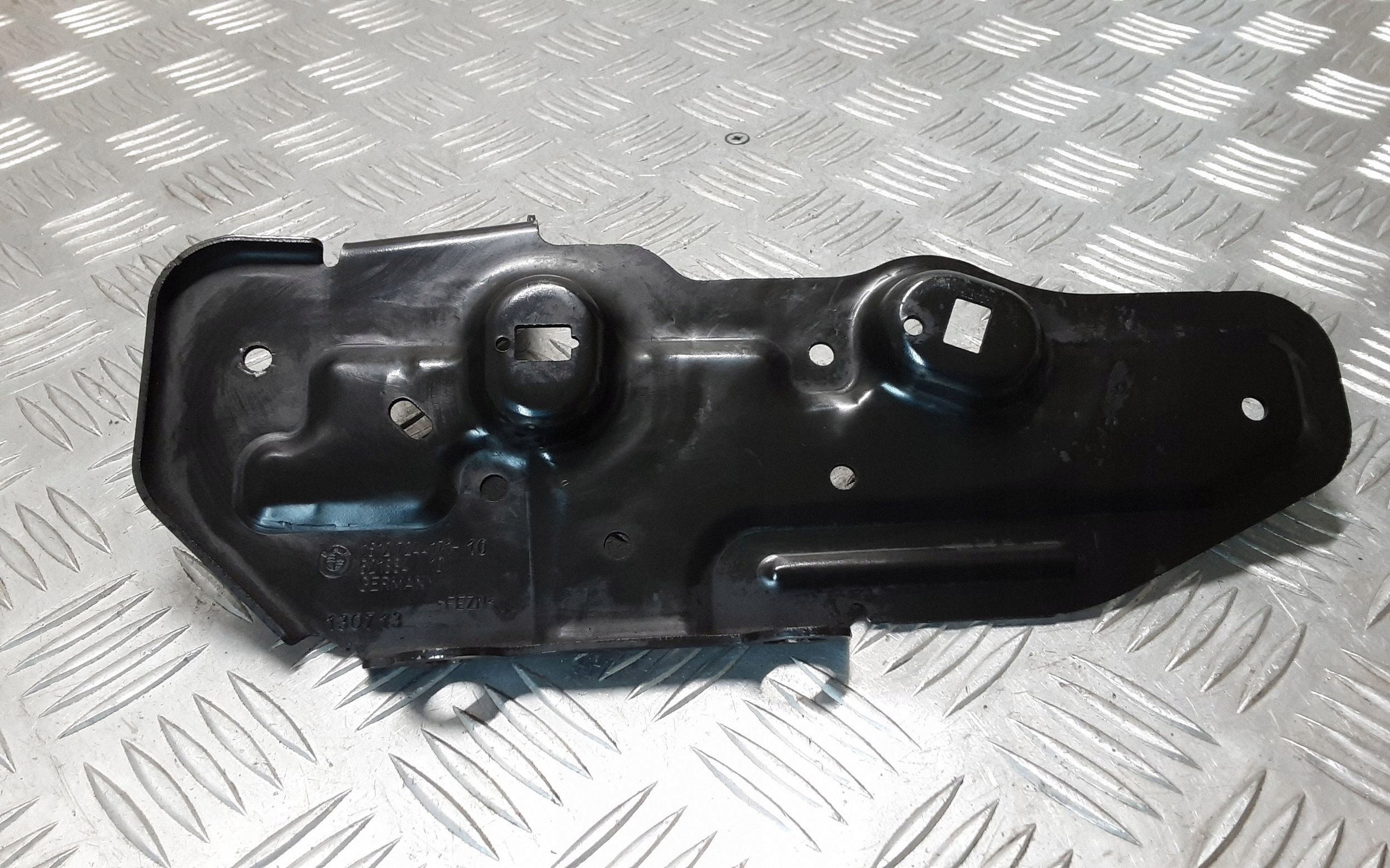 BMW 1 F20 F21 2017 skydd fäste sidobalk OEM 7244171 image 4