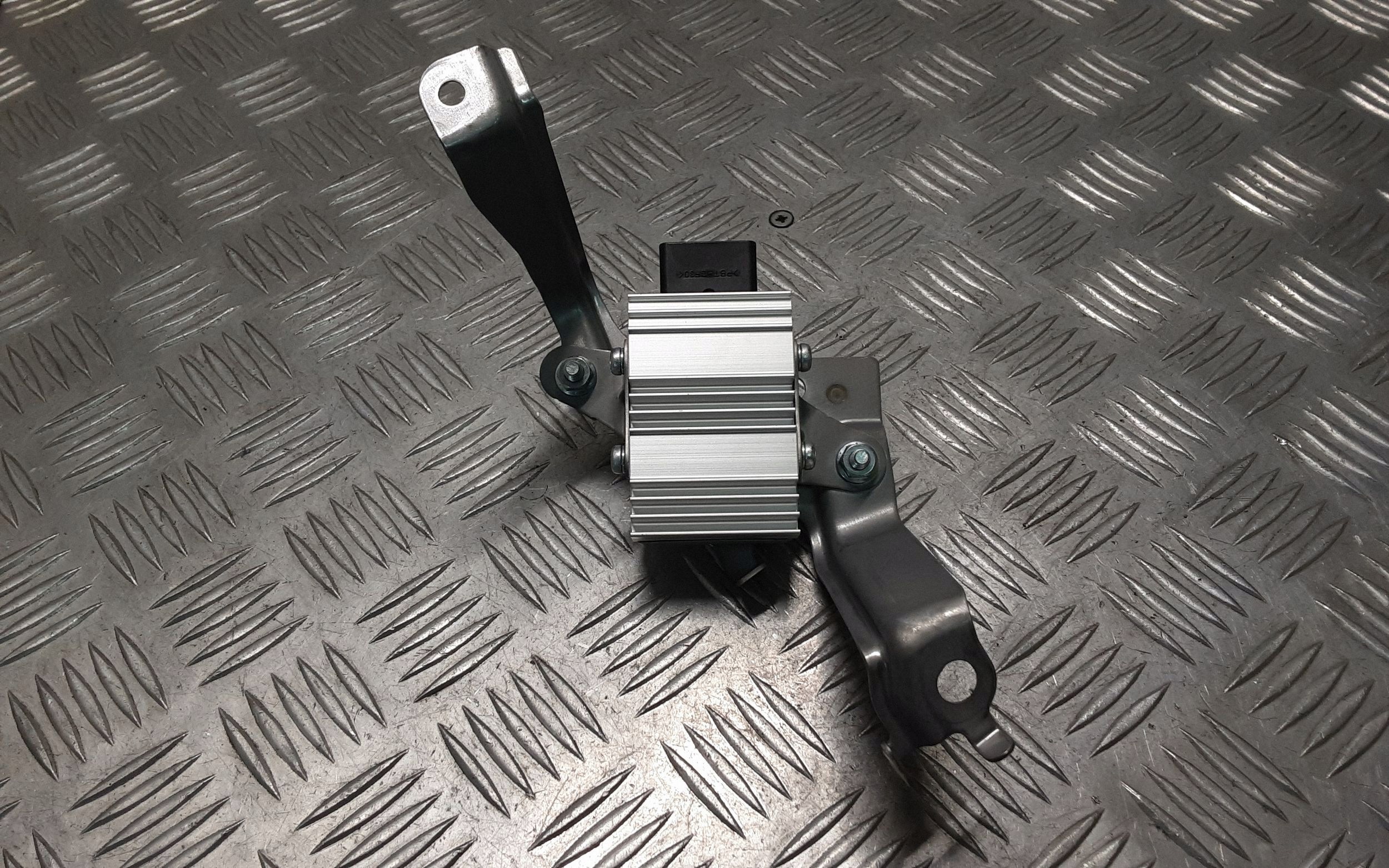 Polttoainepumpun ohjainyksikkö Lexus NX 8957078010