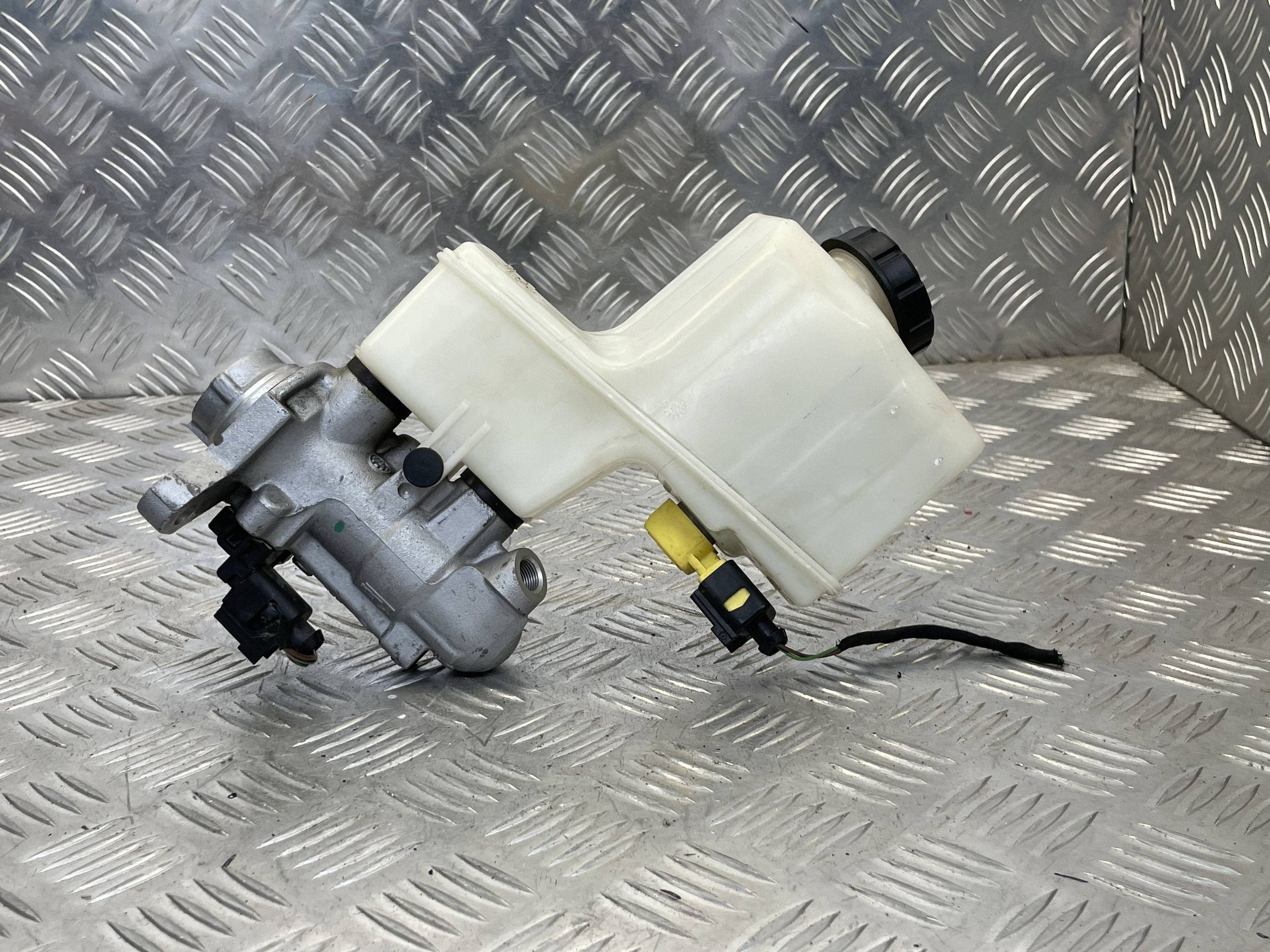 Audi A1 Bremsflüssigkeitsbehälter 2Q2611301 image 8