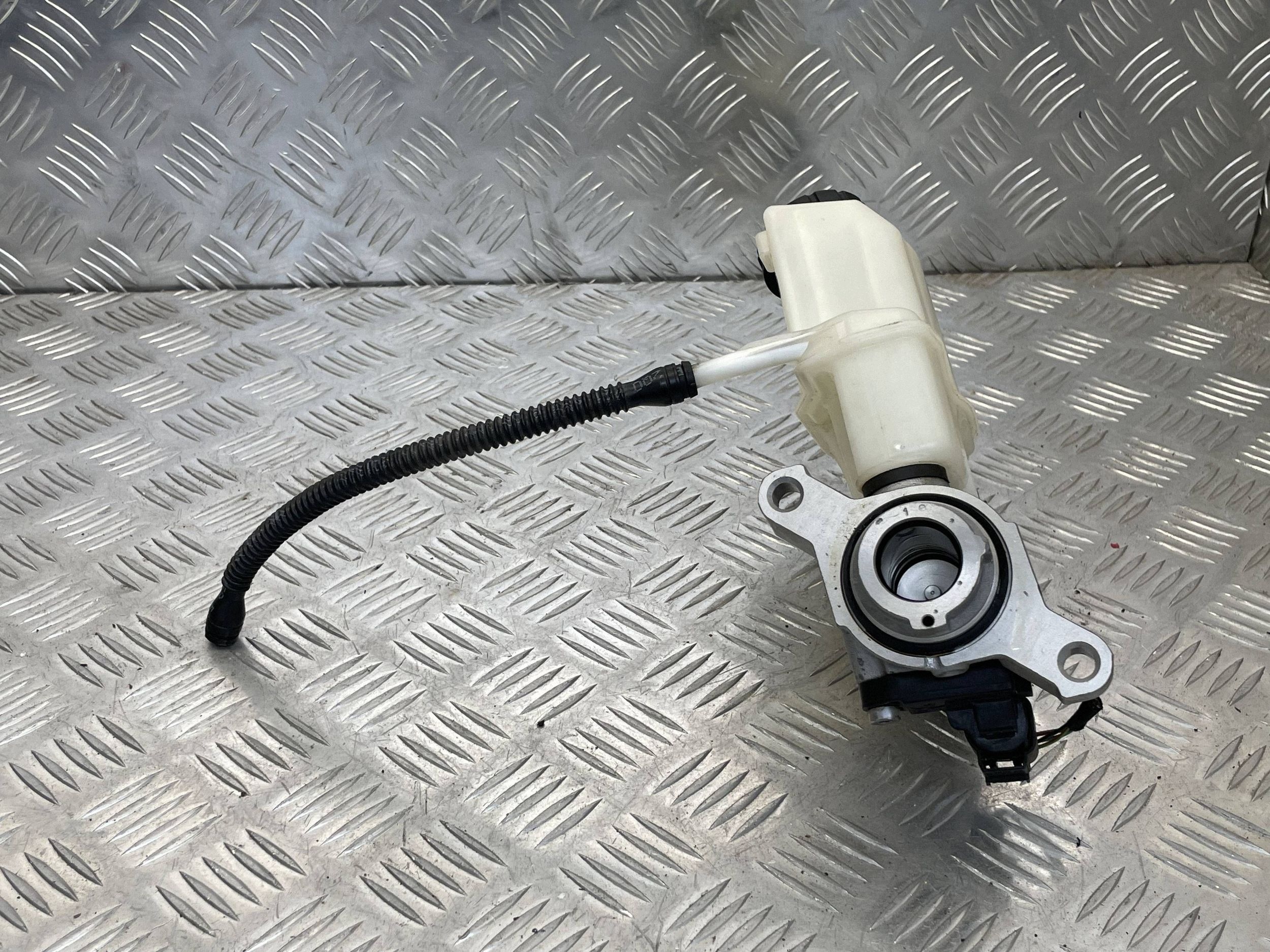 Audi A1 Bremsflüssigkeitsbehälter 2Q2611301 image 9