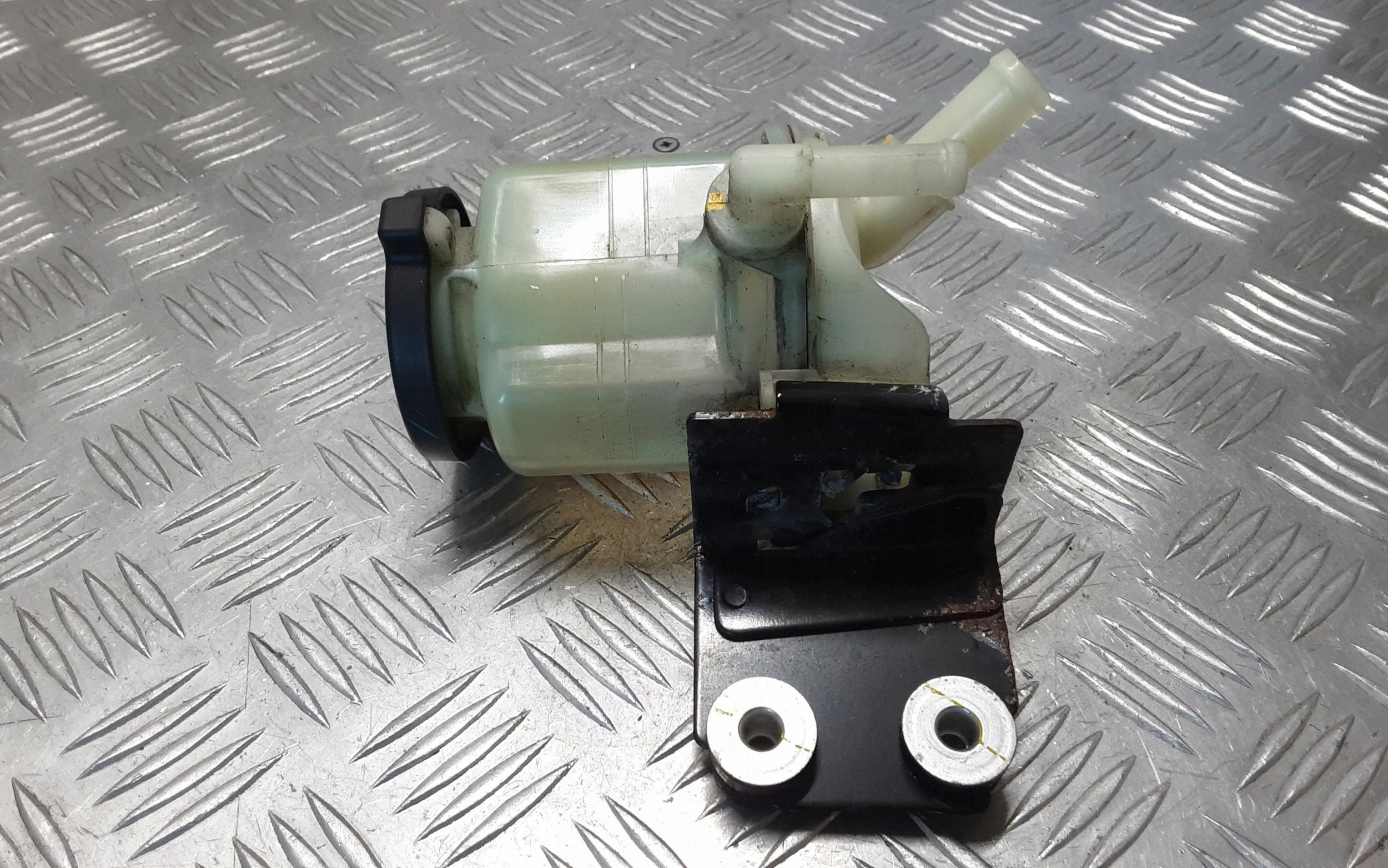 Nissan Navara D23 Ohjaustehostimen säiliö ERN73811