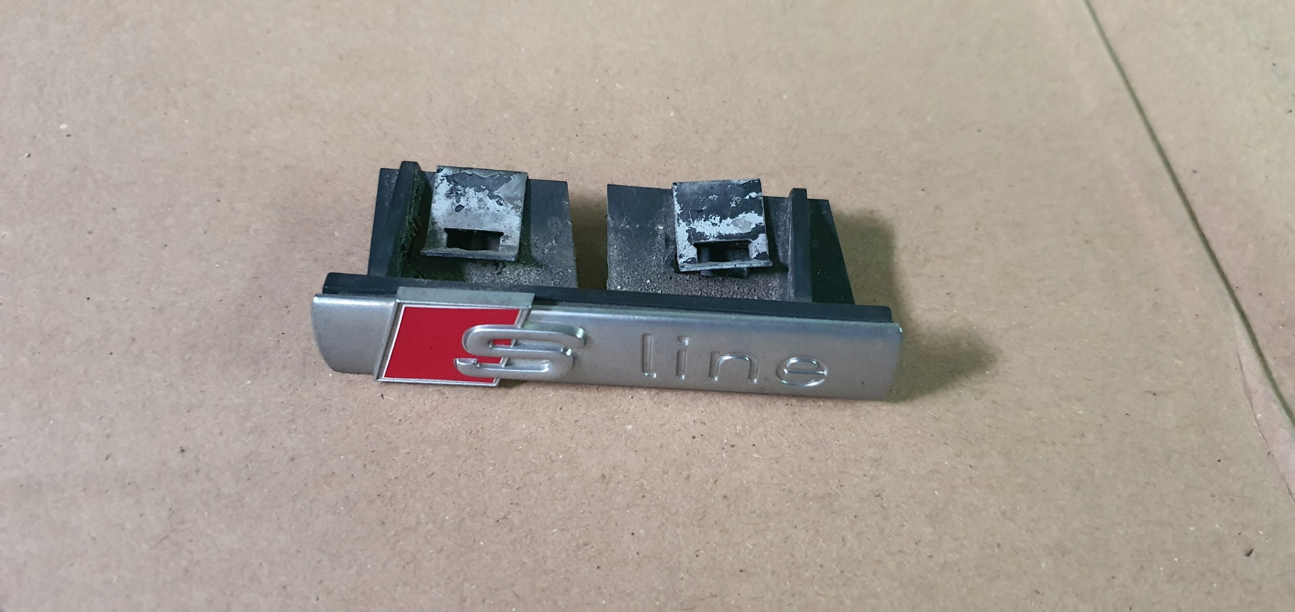 Emblema Audi OE 4F0853736A2ZZ Usado image 3
