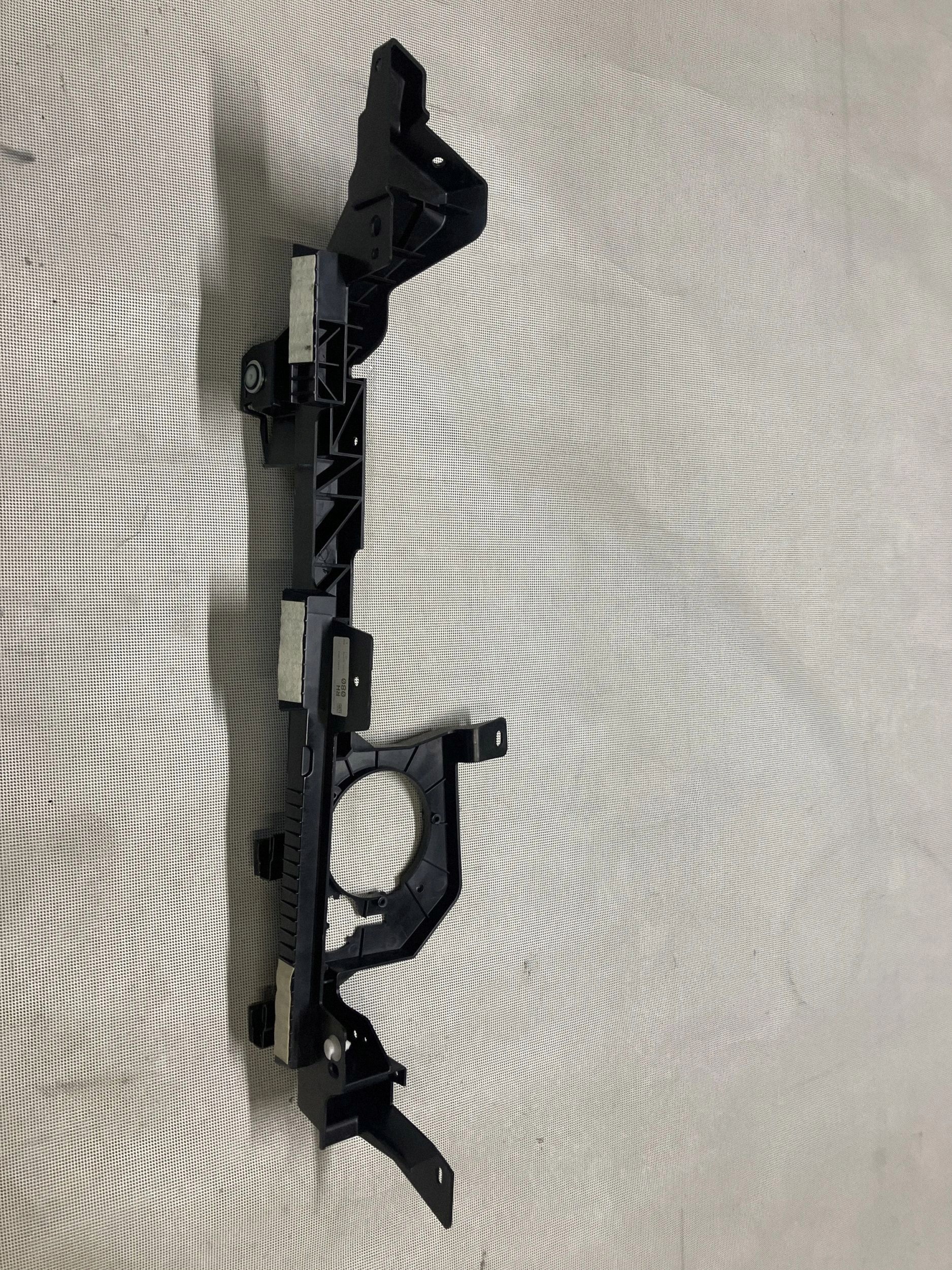 Fixation droite support de coffre Range Rover Vogue L405 image 3