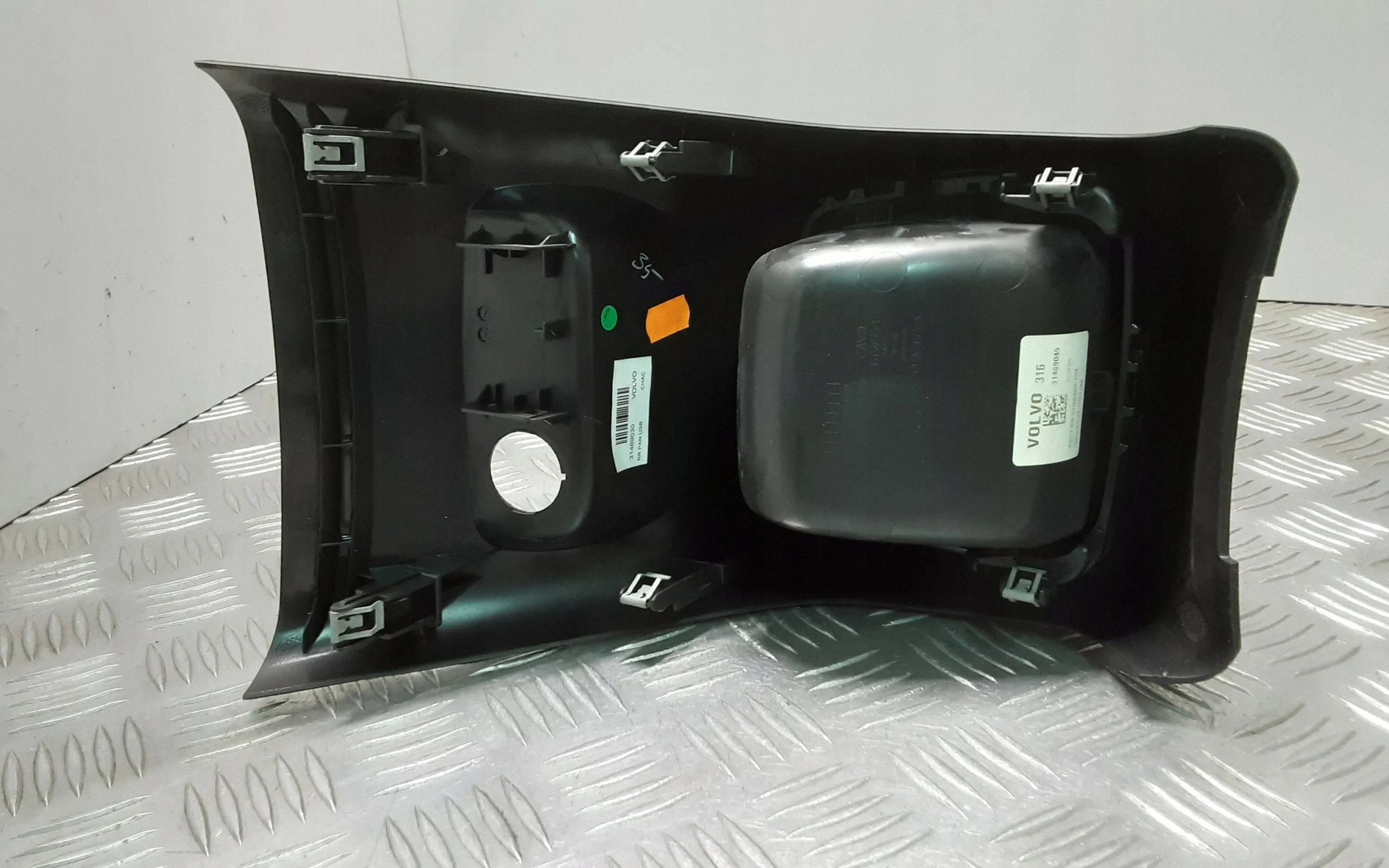 Toma de mechero trasera Volvo XC40 2018 31469045 image 5