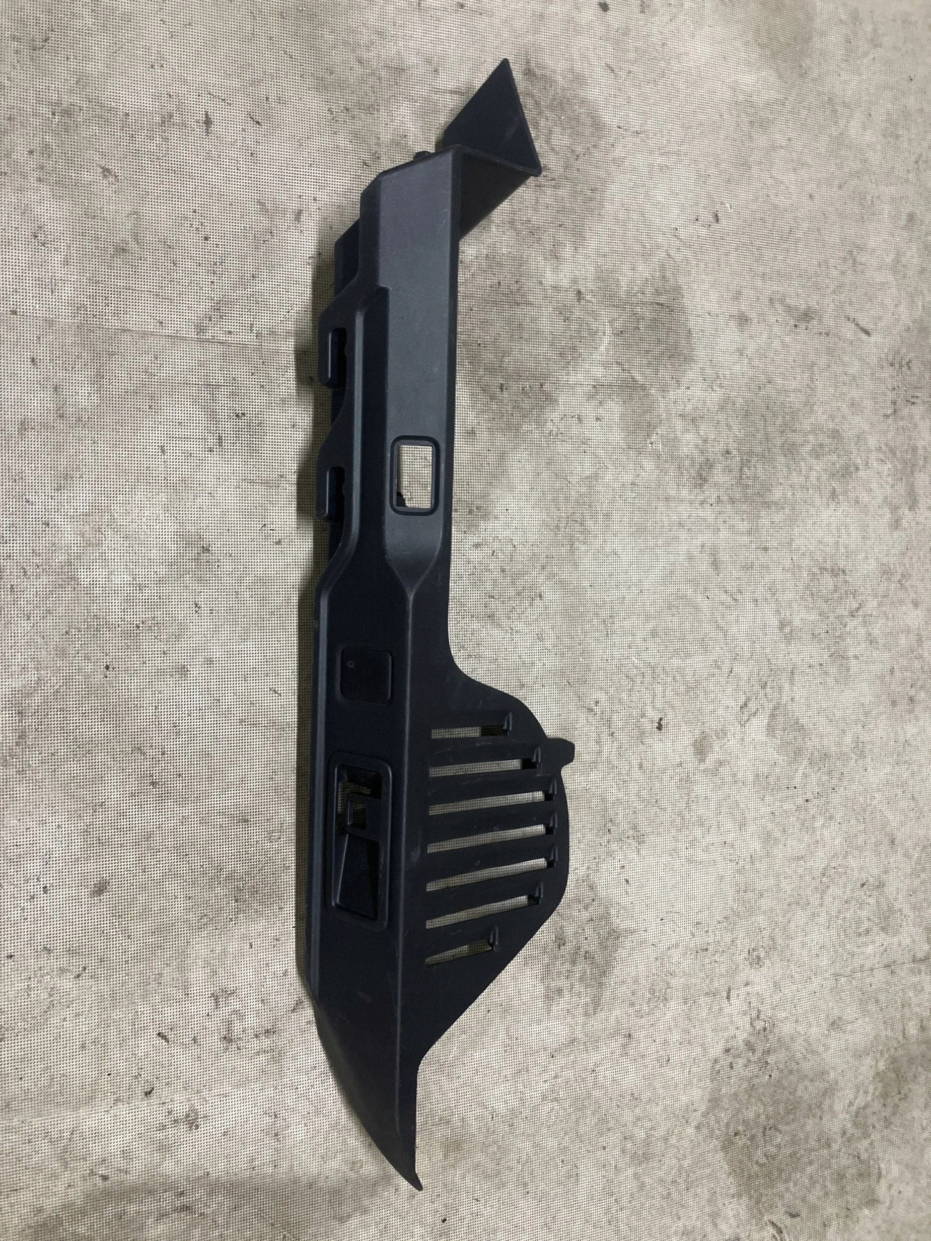 Tavaratilan verhon kiinnike Jaguar F-Pace HK8331013AC