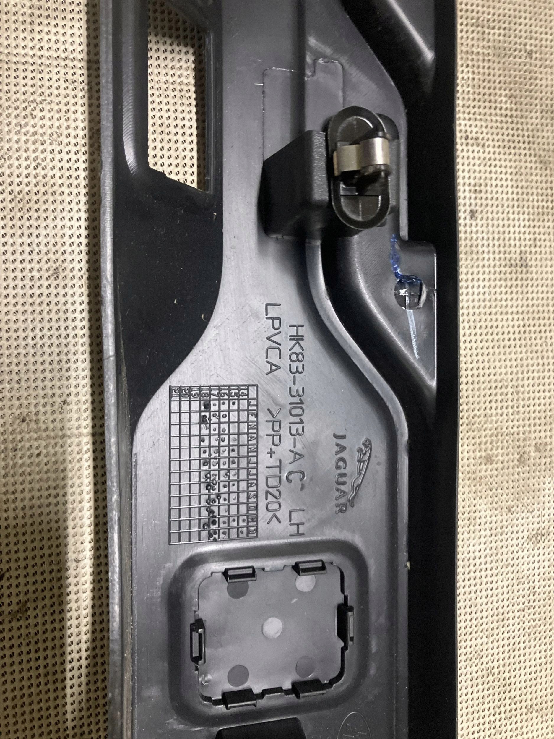 Fixation store de coffre Jaguar F-Pace HK8331013AC image 5