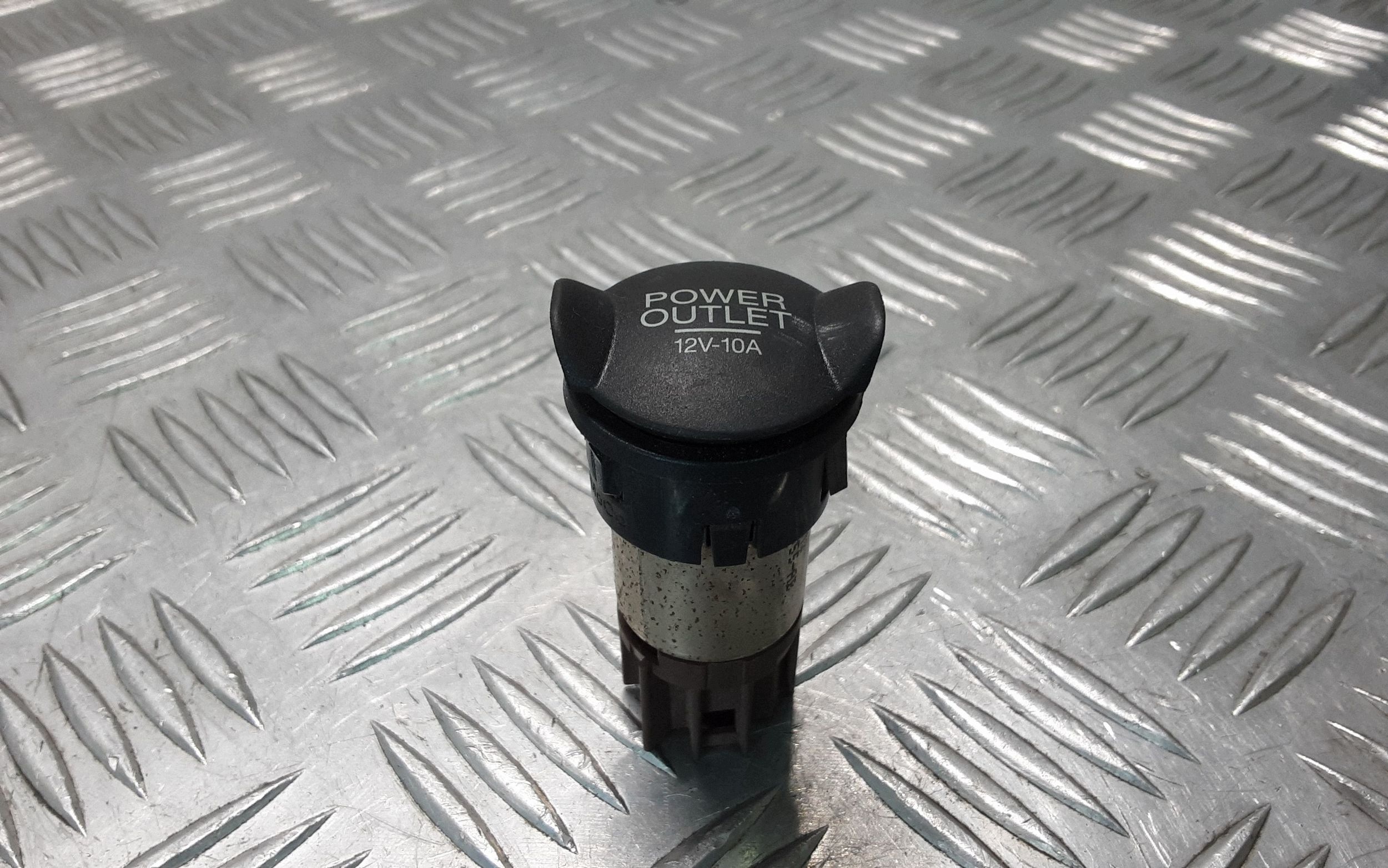 Prise 12V avant pour Ford Ranger 2013 image 2