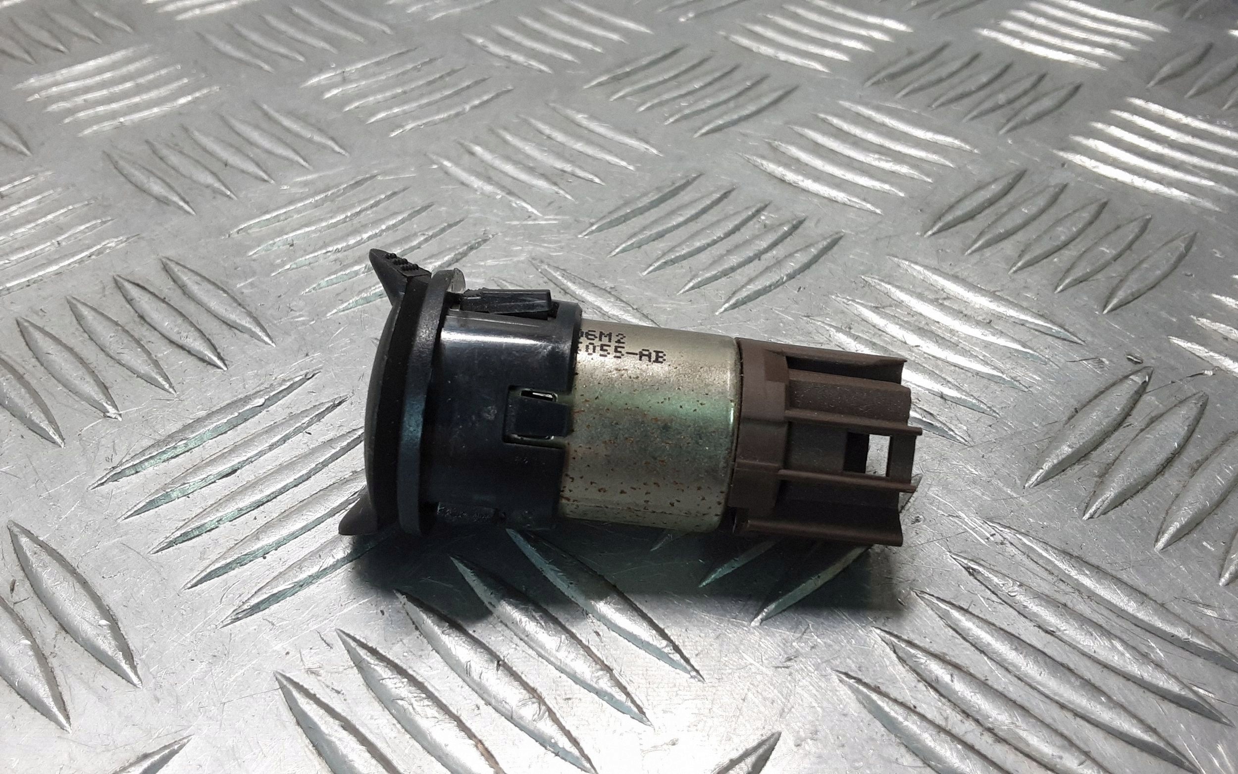 Prise 12V avant pour Ford Ranger 2013 image 3