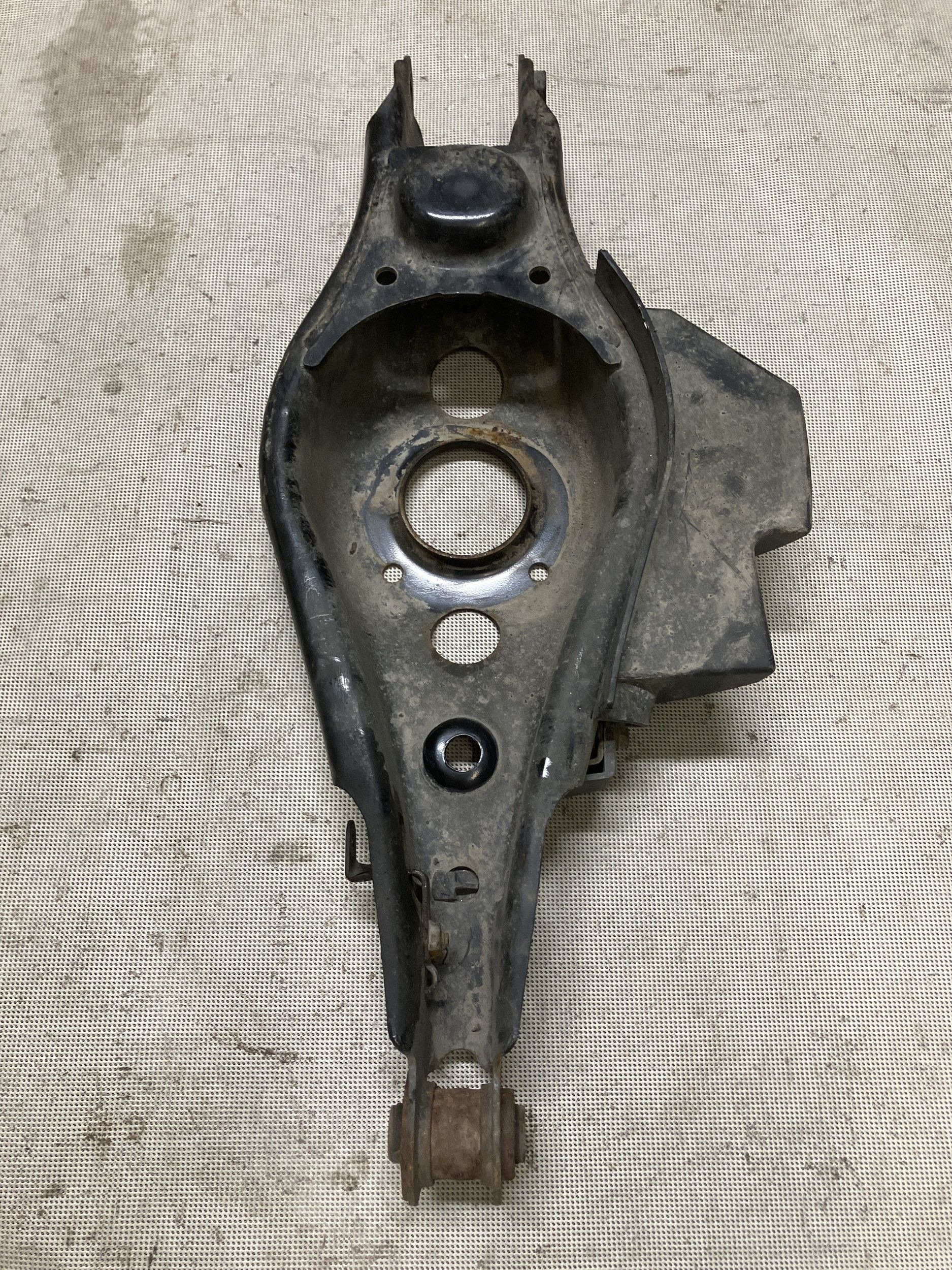 Support de ressort arrière Toyota RAV4 XA40 (2017) image 2