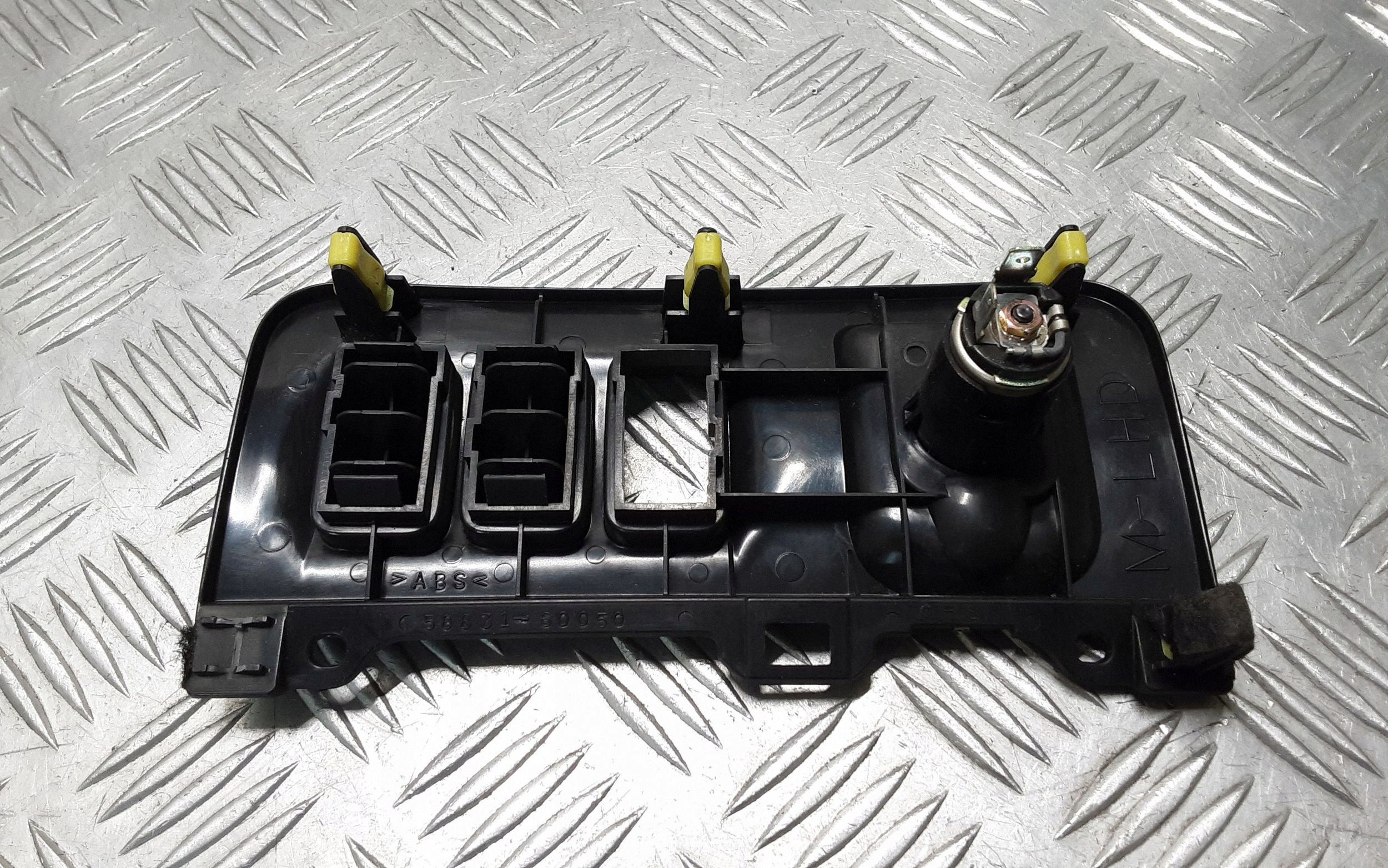 Tomada 12V Dianteira Toyota Land Cruiser J120 2007 image 4