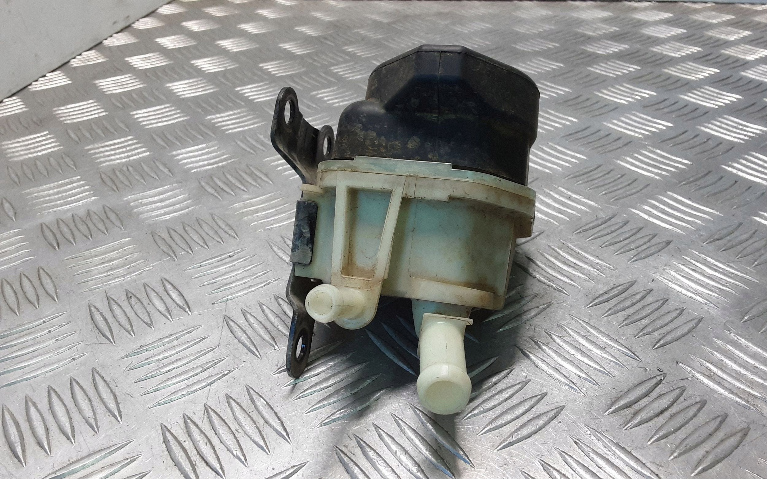 Toyota Hilux VIII ohjaustehostimen säiliö ERN84943